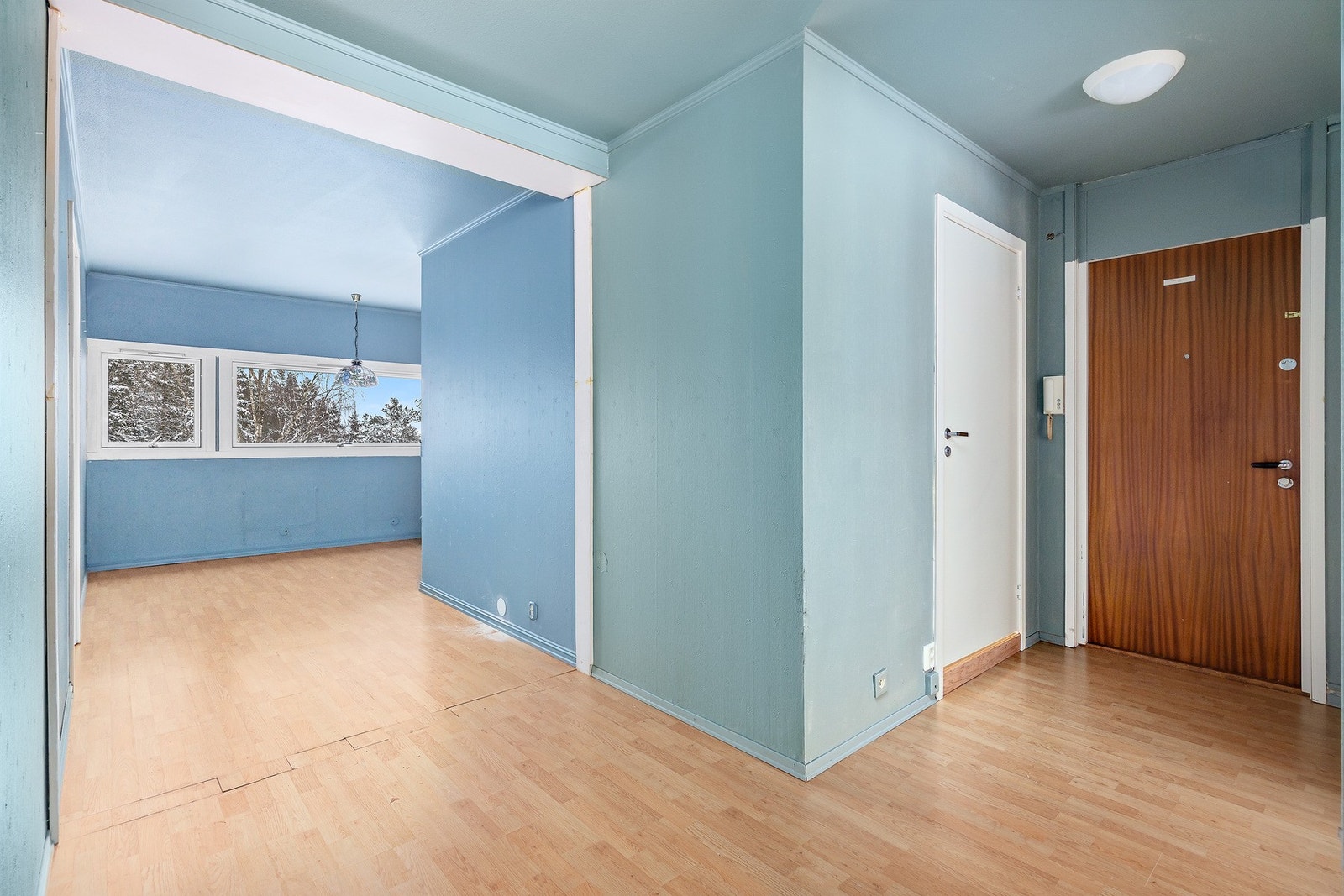 Velkommen hjem! Her er det plass til oppbevaring av yttertøy og sko Galleribilde