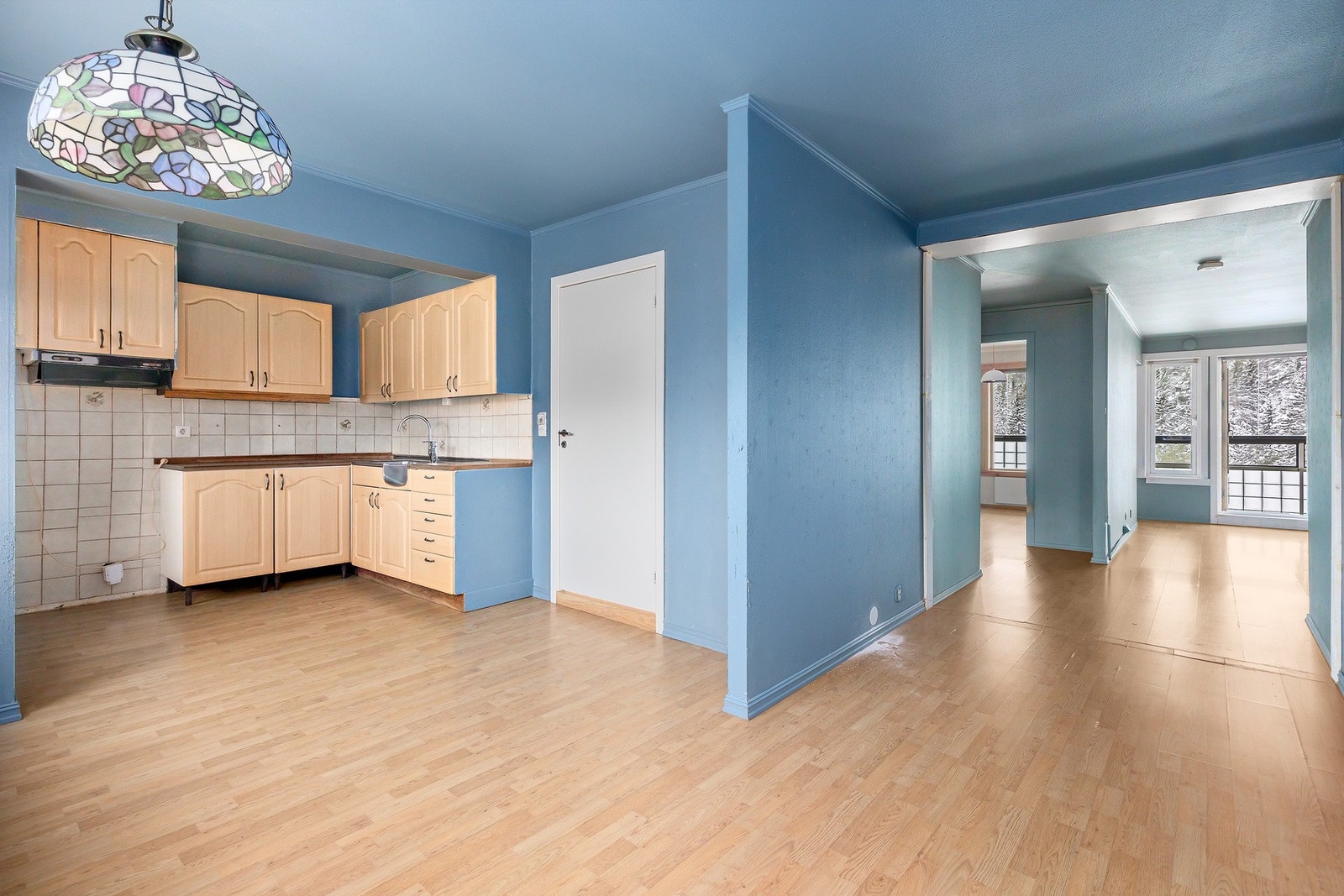 Kjøkkenet ligger fint adskilt fra stuen, som gir en helt egen sone for matlaging og bespisning Galleribilde