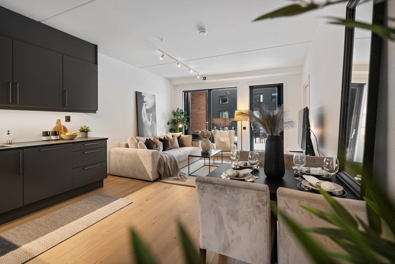 Åpen løsning mellom stue og kjøkken gir en sosial atmosfære. Galleribilde