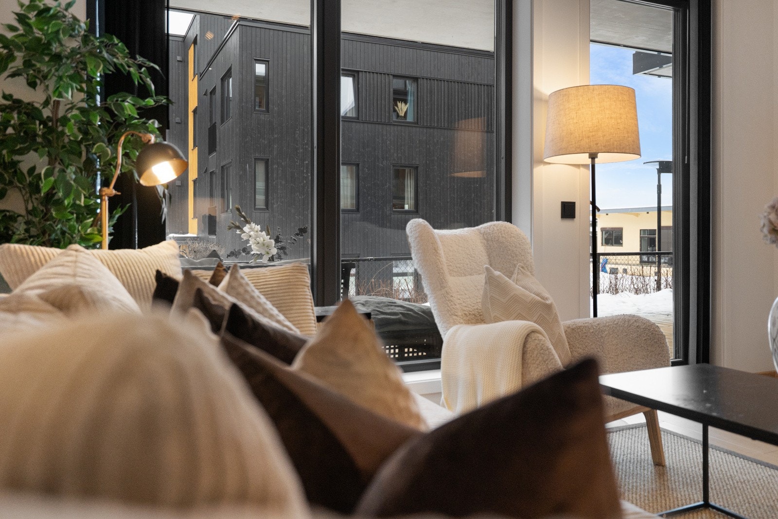 De store vindusflatene slipper inn rikelig med naturlig lys og gir rommet en luftig og god romfølelse. Galleribilde