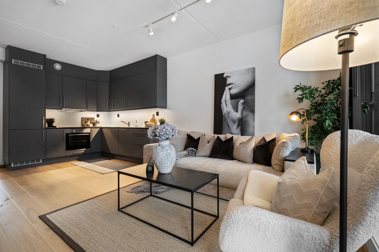 Stuen er lett å møblere med god plass til både sofagruppe og TV-løsning. Galleribilde