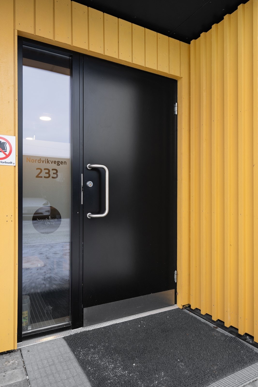 Oppgangen har et rent og ryddig felles inngangsparti. Galleribilde