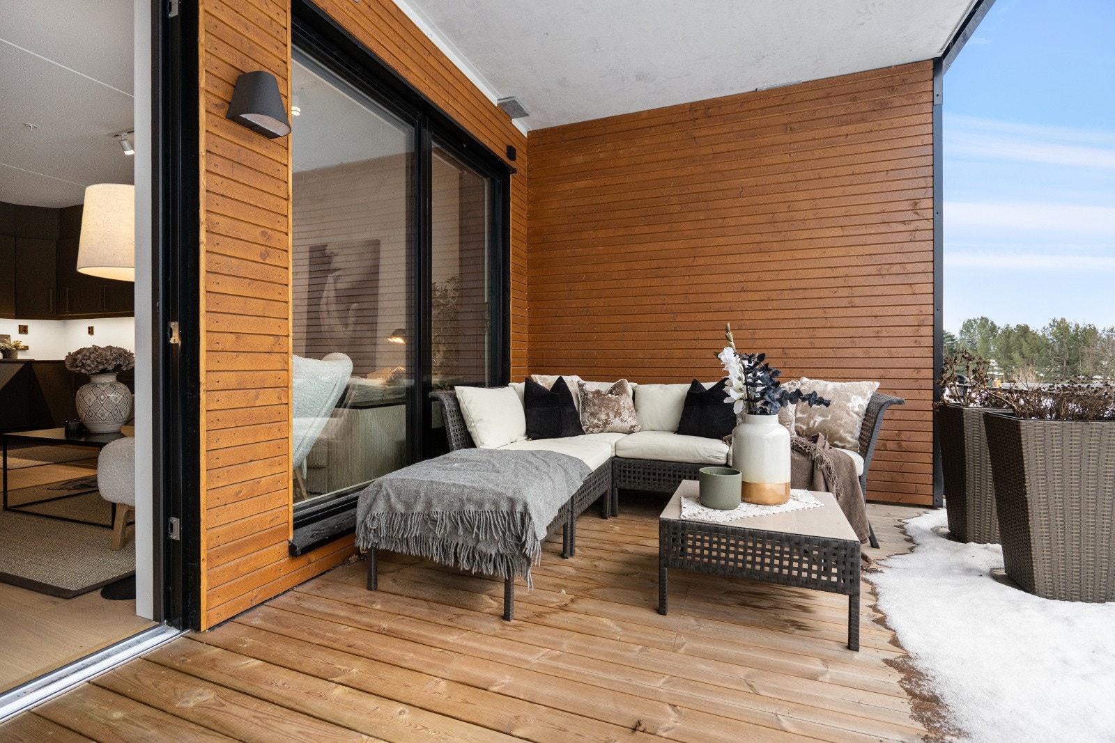 Skyvedøren gir direkte tilgang fra stuen til terrassen, og utearealet oppleves som en forlengelse av stuen på varme sommerdager. Galleribilde