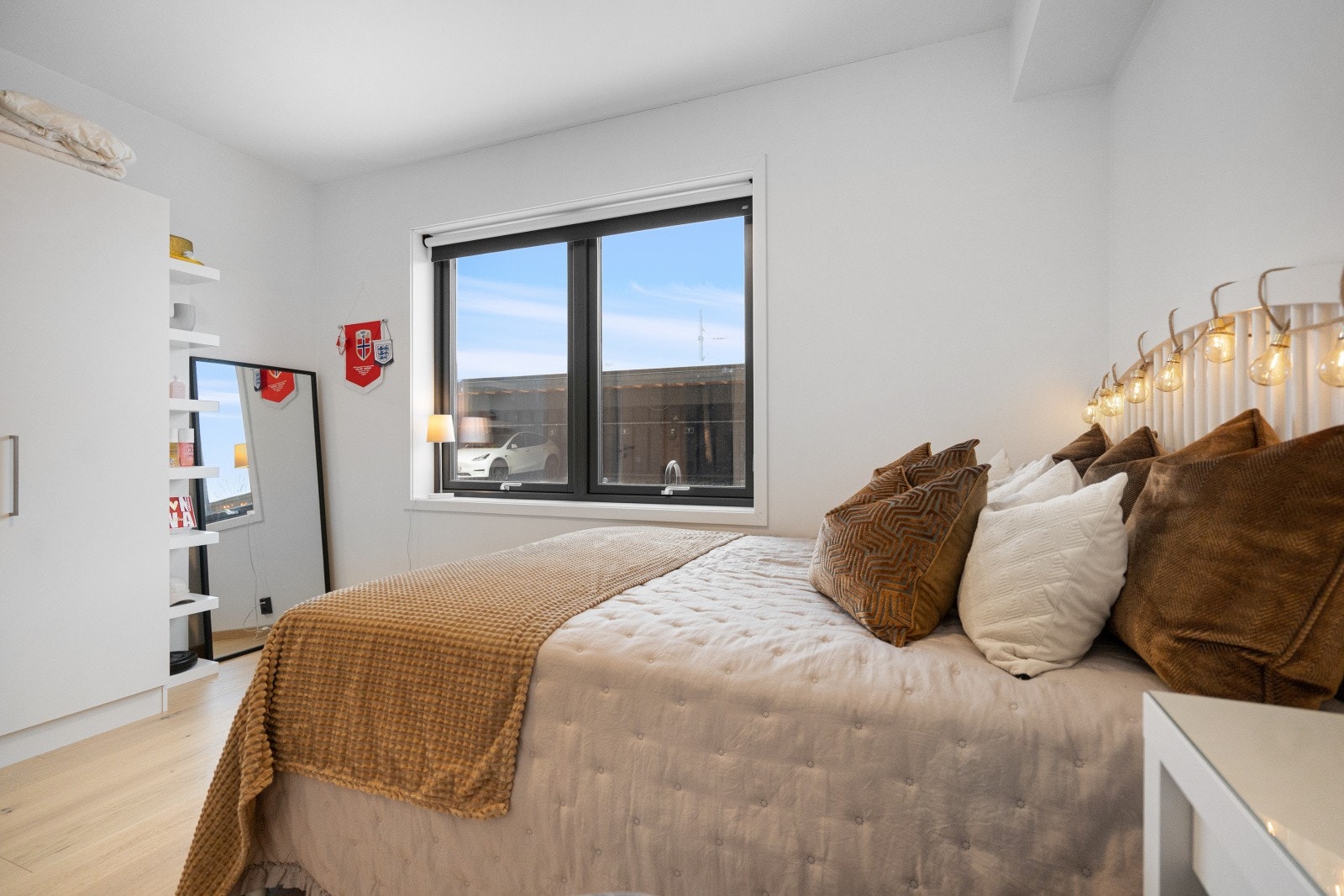 To av soverommene er utstyrt med garderobeskap som gir praktiske og gode oppbevaringsmuligheter. Galleribilde