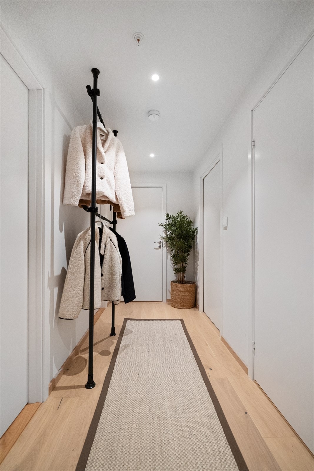 Romslig entré med plass til effektiv oppbevaring av yttertøy og sko. Galleribilde