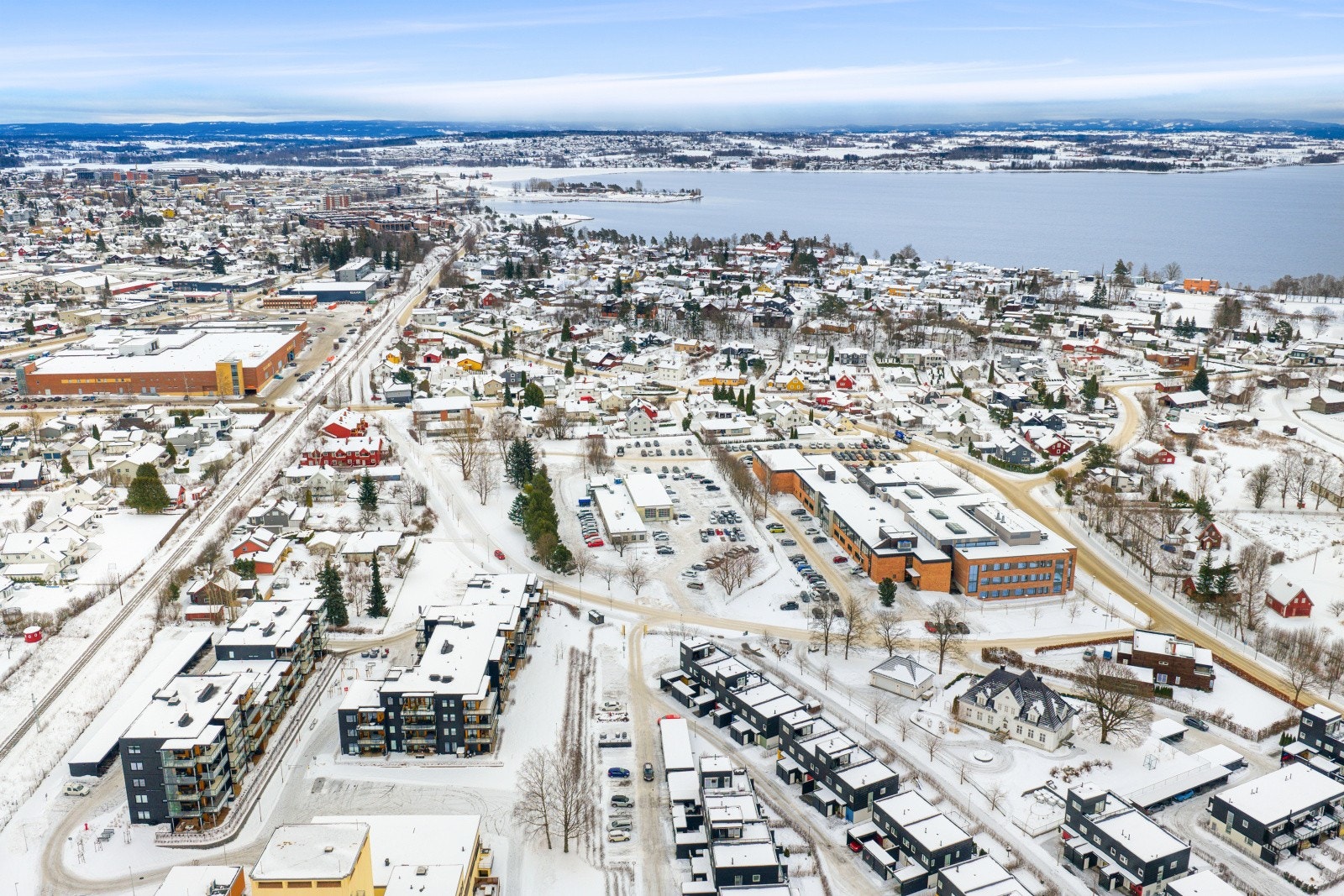 Fra området er det kort vei til butikker og offentlig transport, med gode forbindelser til byens sentrum. Galleribilde