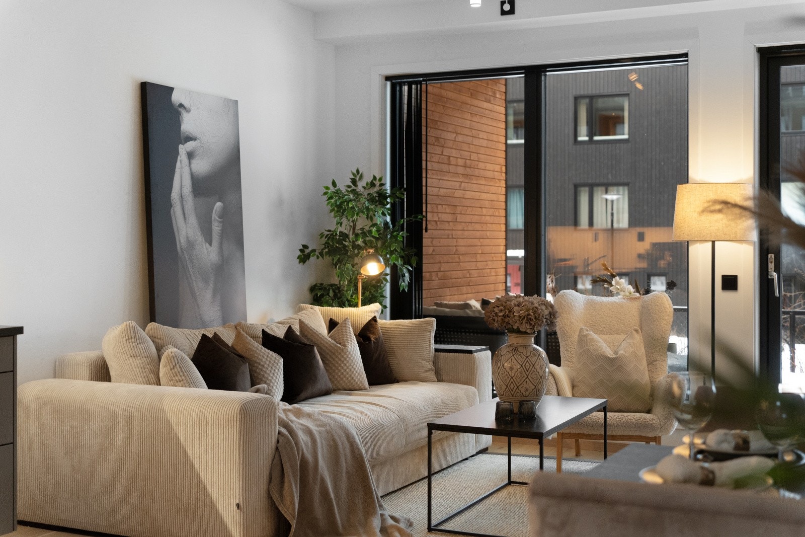 Oppholdsrommets utforming gir svært gode muligheter for naturlig og funksjonell soneinndeling. Galleribilde