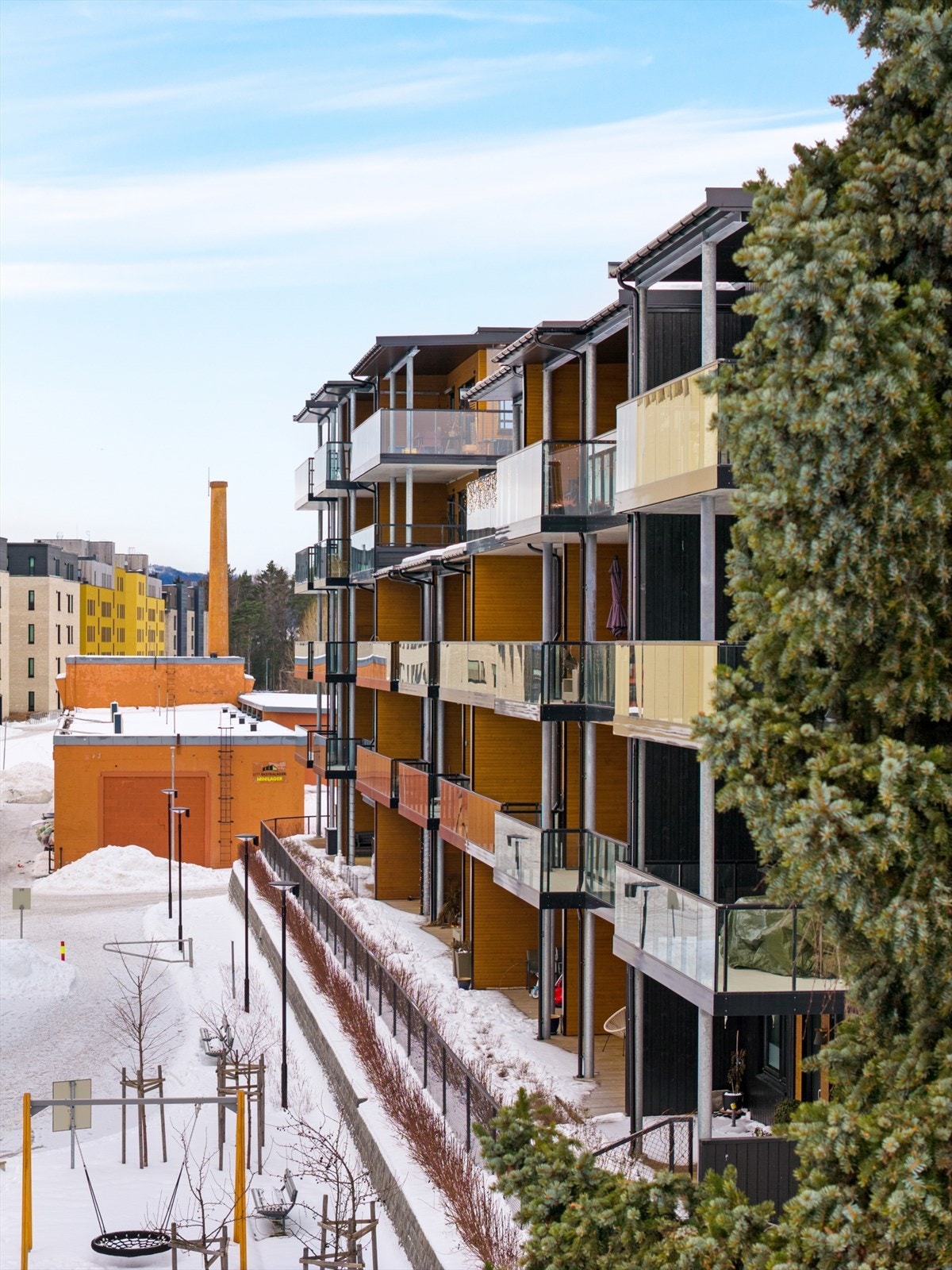 Sameiet disponerer en pent opparbeidet fellestomt med velstelte plenarealer, prydbusker og øvrig beplantning som bidrar til et trivelig bomiljø. Galleribilde