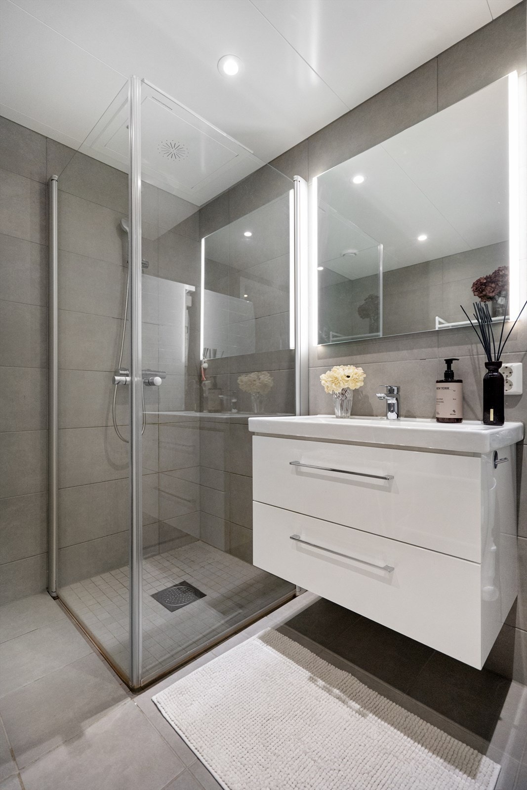 Over servanten er det montert et speil med integrert belysning. Galleribilde