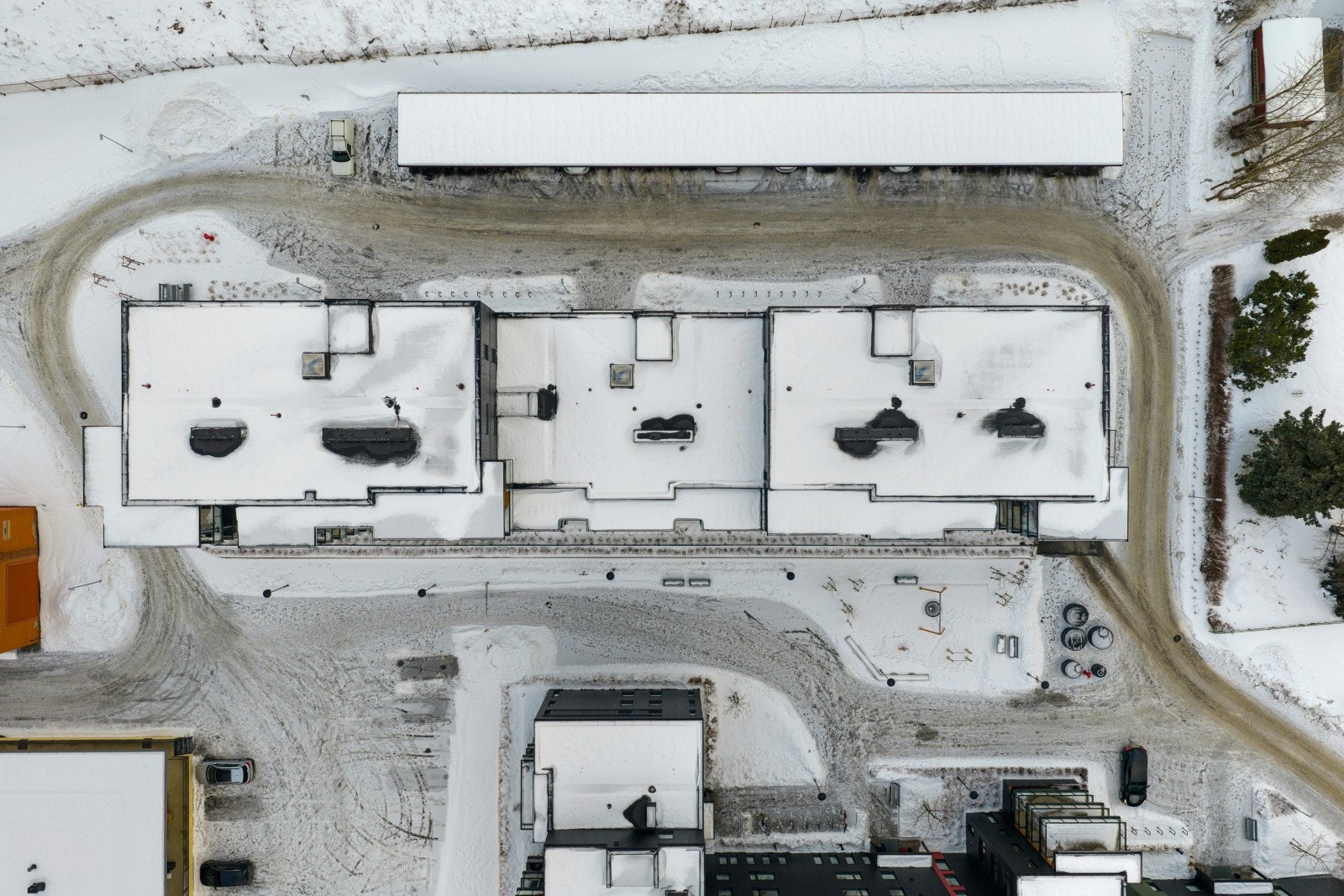 Nærmeste bussholdeplass ligger kun fire minutters gange fra boligen, og til Hamar togstasjon tar det om lag seks minutter med bil. Galleribilde