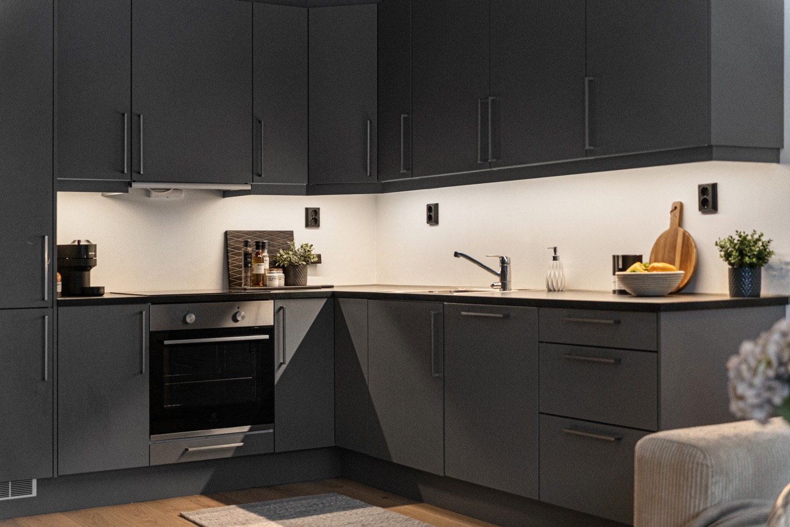 Det er belysning under overskapene som gir godt arbeidslys. Galleribilde