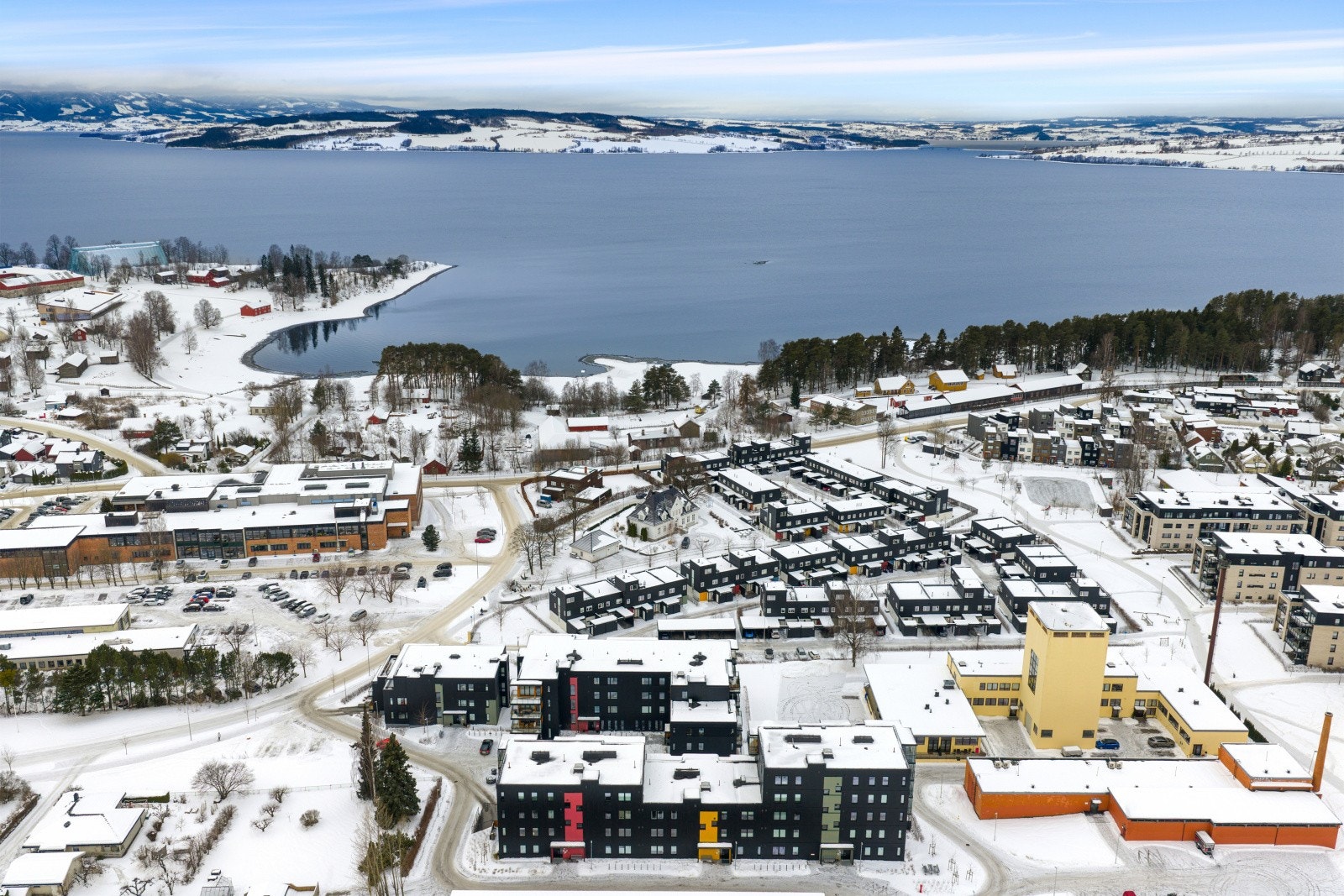 Her bor du med kort vei til Mjøsa og flotte tur- og rekreasjonsmuligheter, enten du ønsker en tur mot Hamar eller nordover mot Jessnes. Galleribilde
