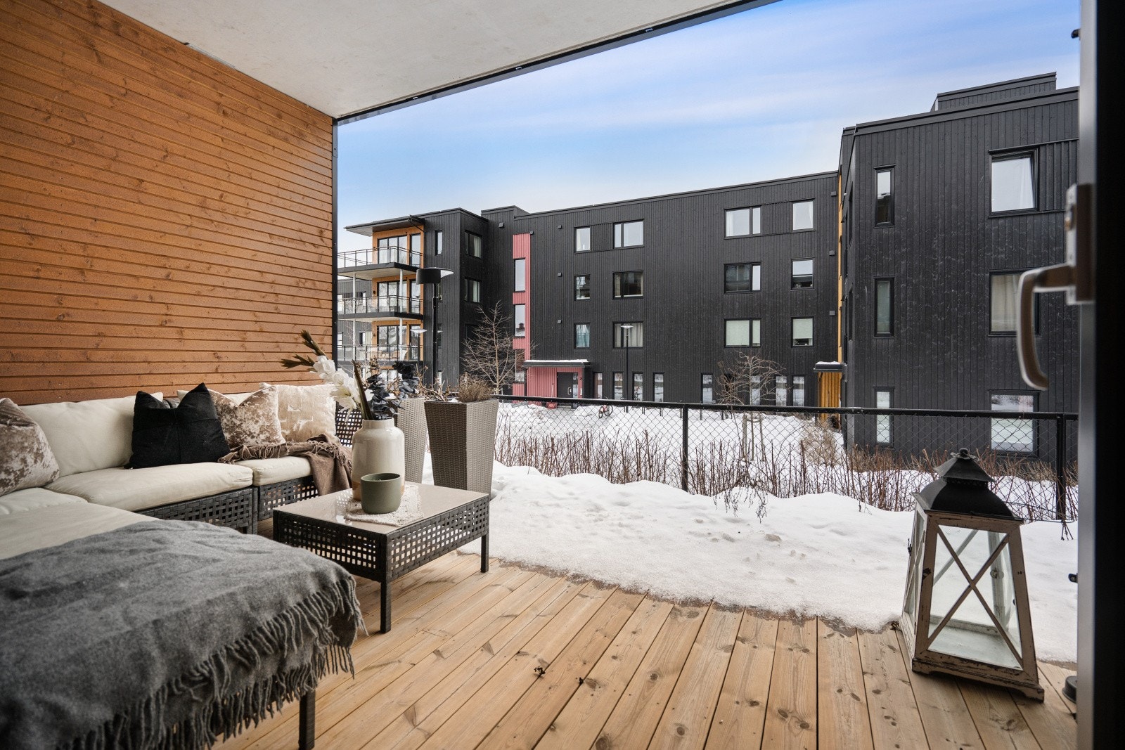 Leiligheten har utgang til en overbygd terrasseplatting på ca. 19 m² - perfekt for hyggelige stunder utendørs. Galleribilde