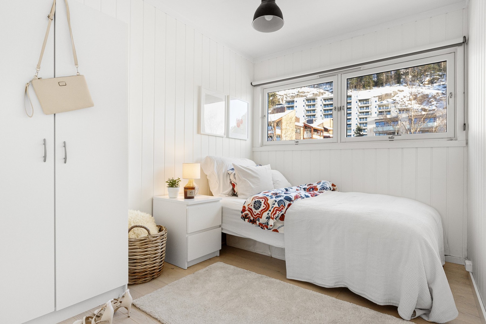 Tre av rommene har garderobeskap Galleribilde