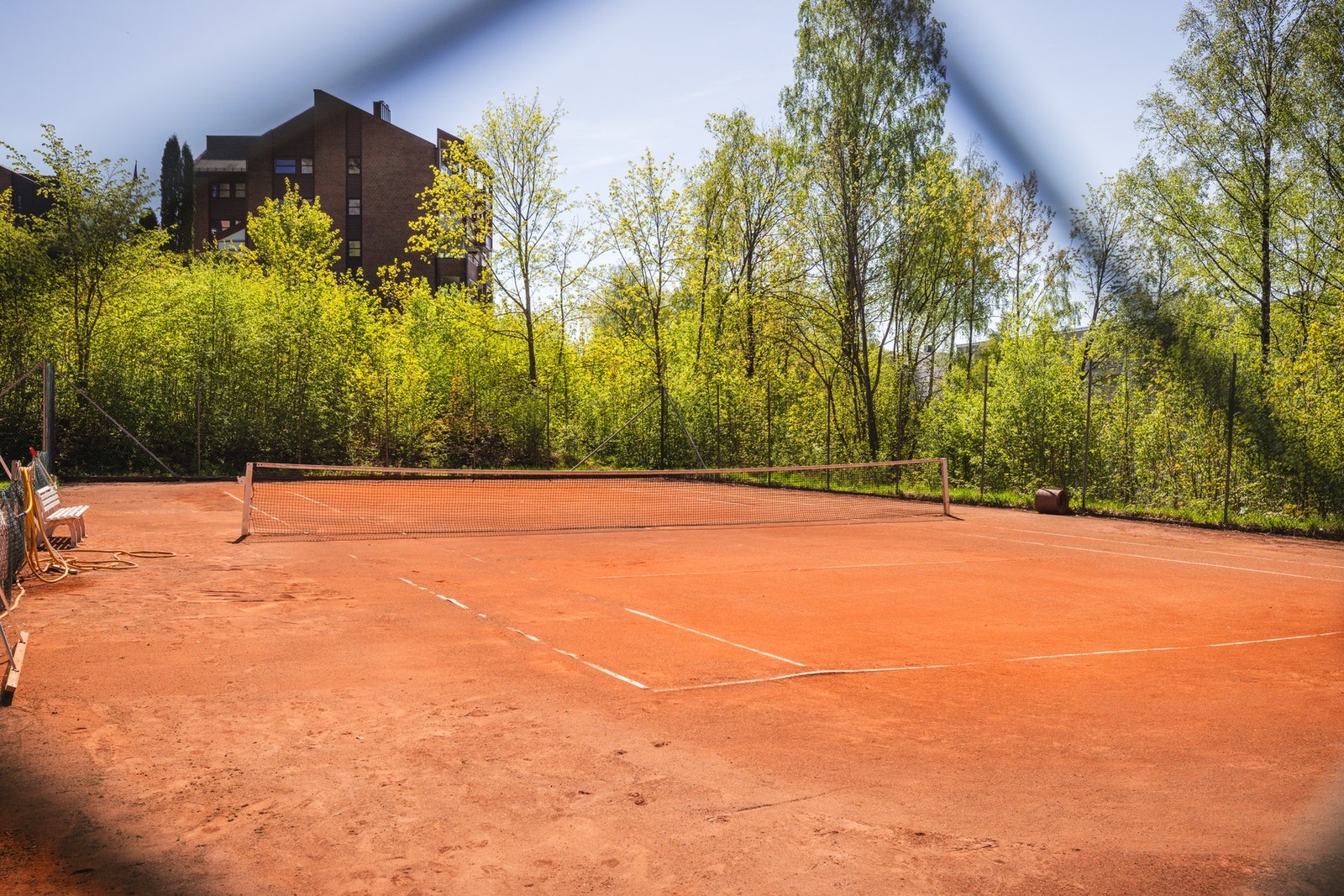 Sameiet har felles tennisbane. Galleribilde