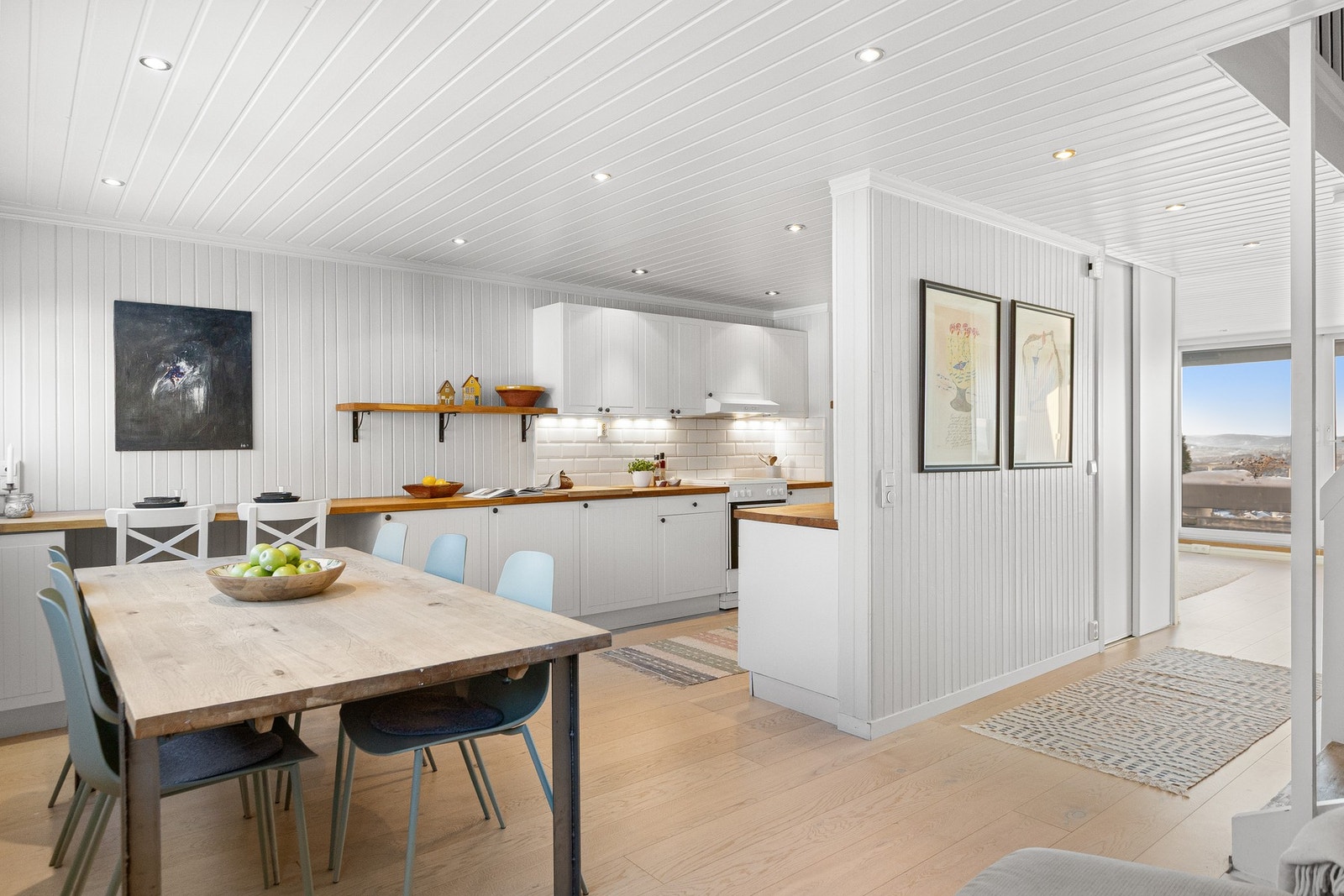 Kjøkkenet har en åpen løsning mot spisestuen. Galleribilde