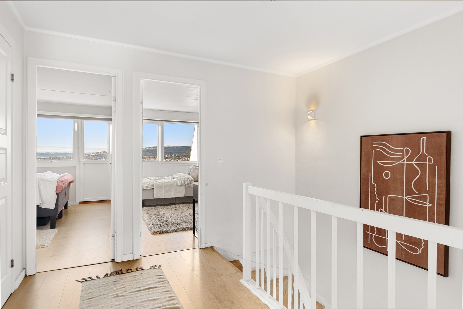 Øverste etasje rommer leilighetens private sone med fire soverom, bad og separat toalettrom. Galleribilde