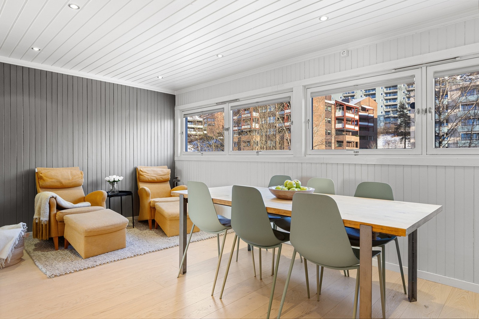 spisestue med god plass og vindusflater som gir godt med naturlig lys. Galleribilde