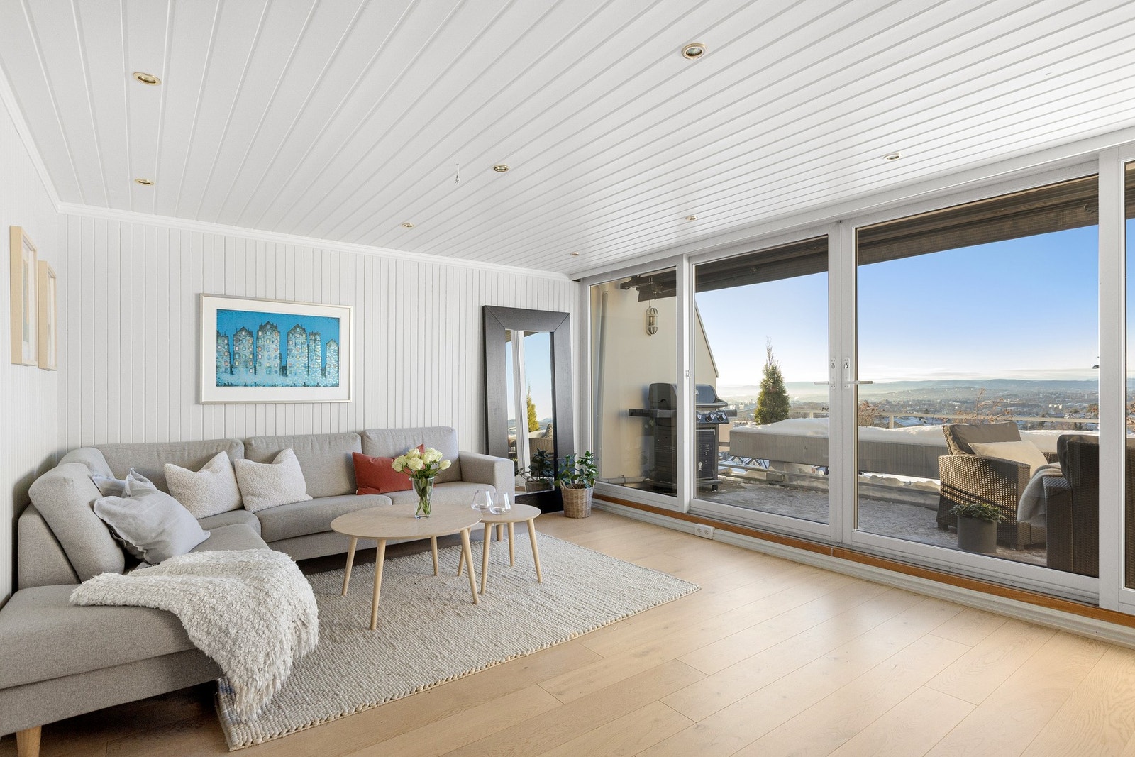 Store vindusflater slipper rikelig med dagslys inn, og en dobbel skyvedør med glassfelt gir direkte utgang til terrassen. Galleribilde