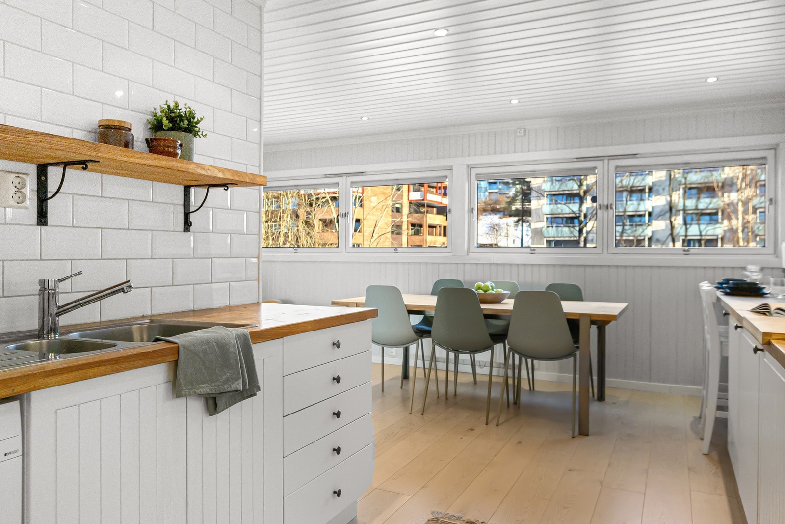 Benkeplatene er av overflatebehandlet heltre og har nedfelt 1 1/2 oppvaskkum. Galleribilde