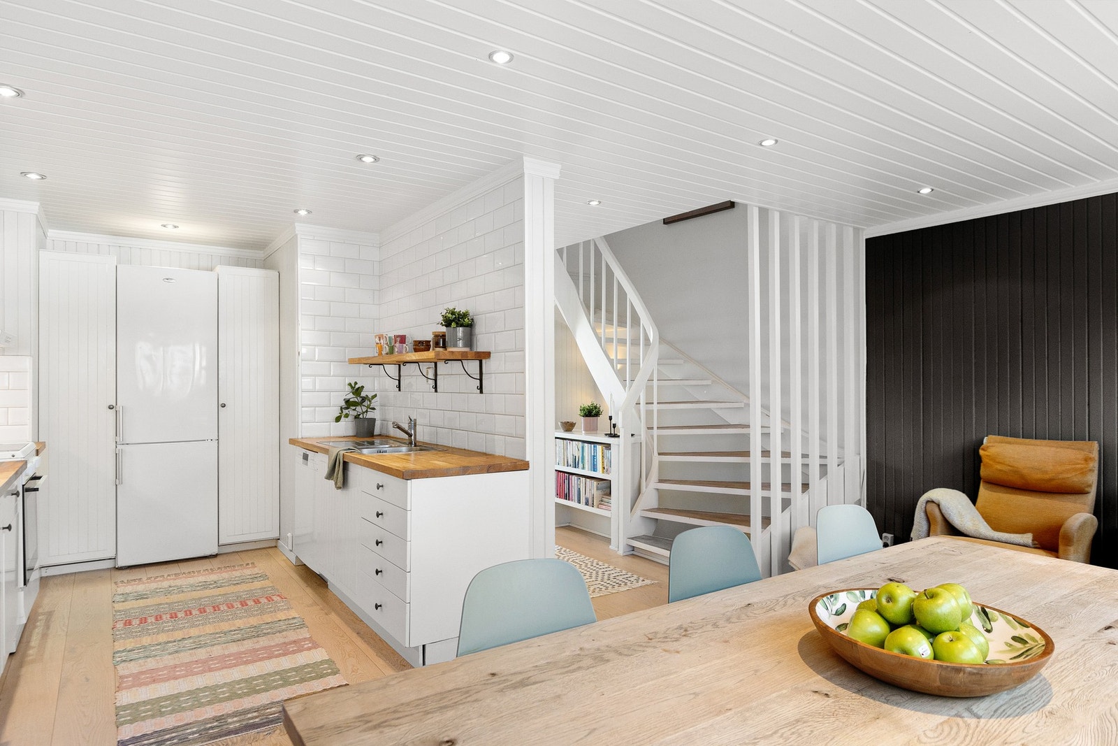 Innredningen har profilerte fronter og består av benkeskap, overskap og to høyskap med rikelig oppbevaringsplass. Galleribilde