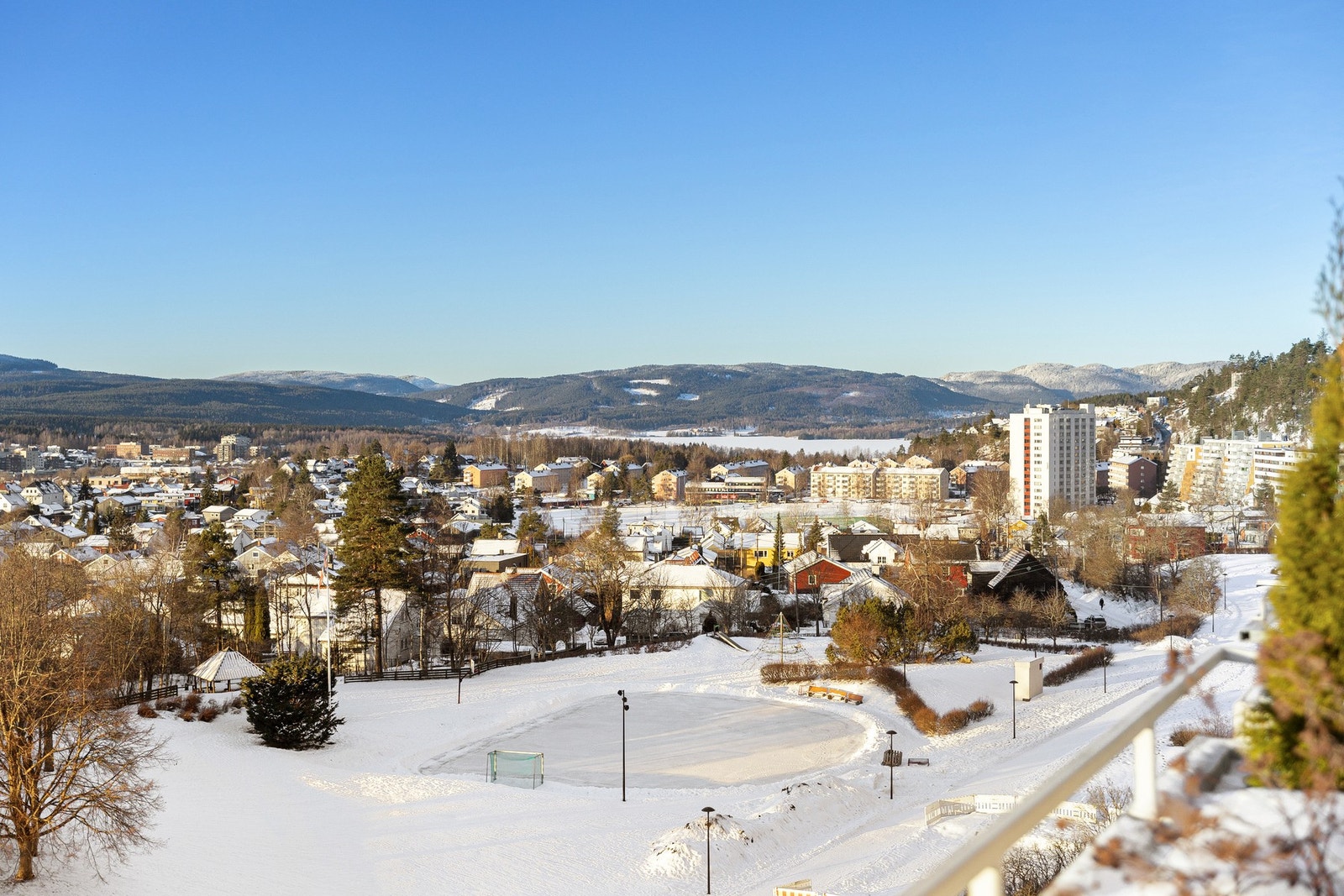 Terrassen har en fantastisk utsikt mot både Oslofjorden, Holmenkollen og Maridalen. Galleribilde