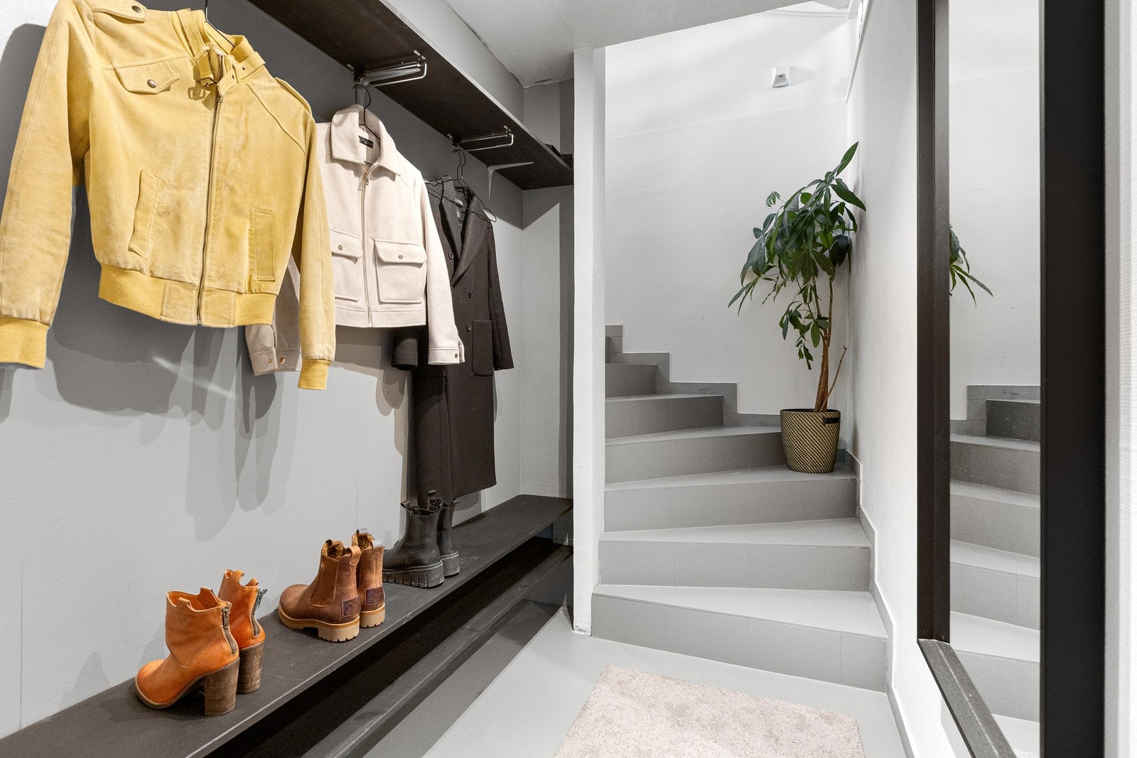 Entréen er belagt med fliser og har god plass til både garderobeoppheng og skostativ. Galleribilde
