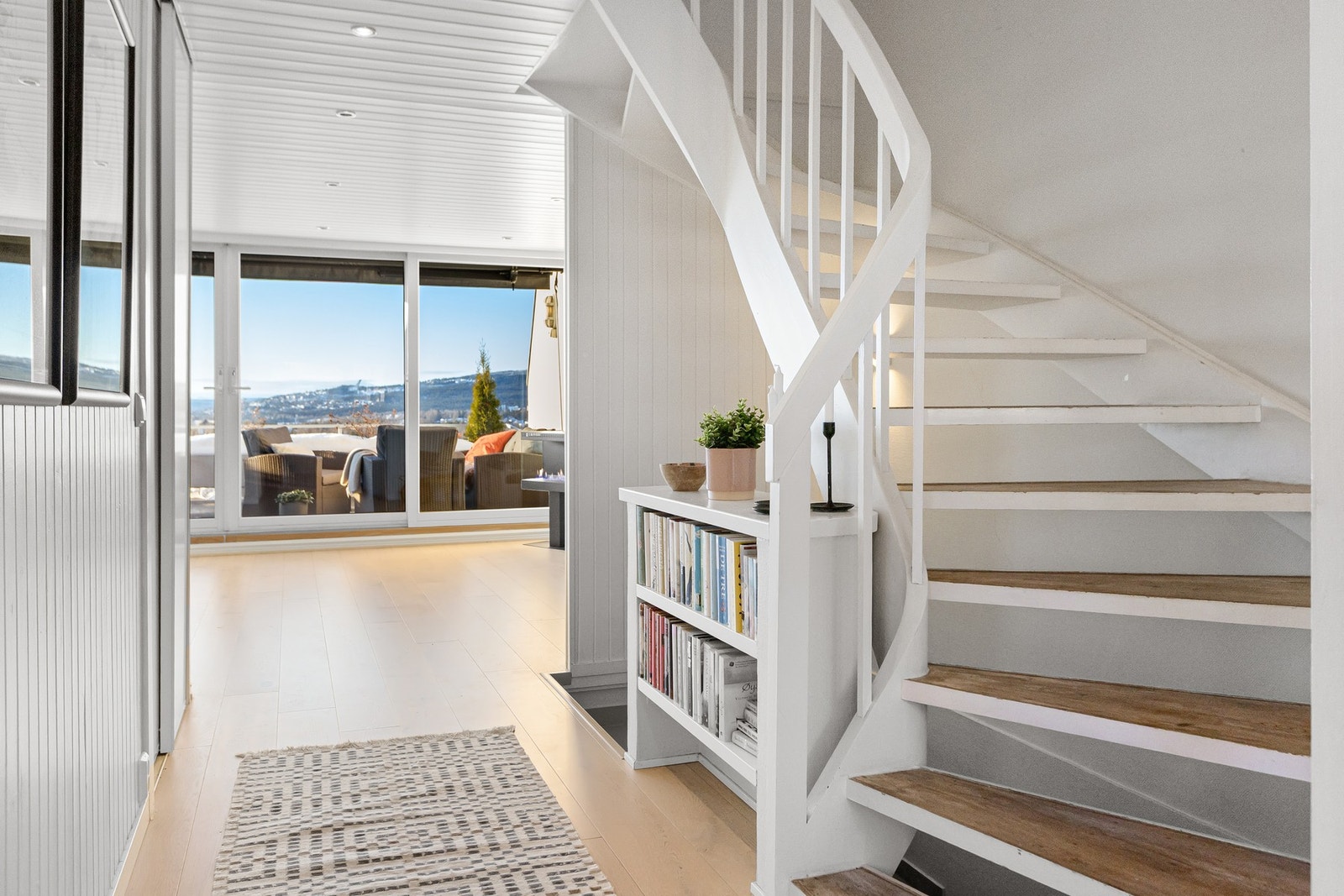 Trapp og rekkverk mellom 9. og 10. etasje utført i treverk, noe som gir et varmt og helhetlig uttrykk Galleribilde