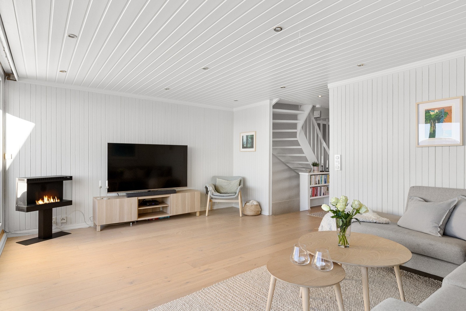 Stuen er lys og luftig med parkettgulv, malte overflater og downlights i himlingen. Galleribilde