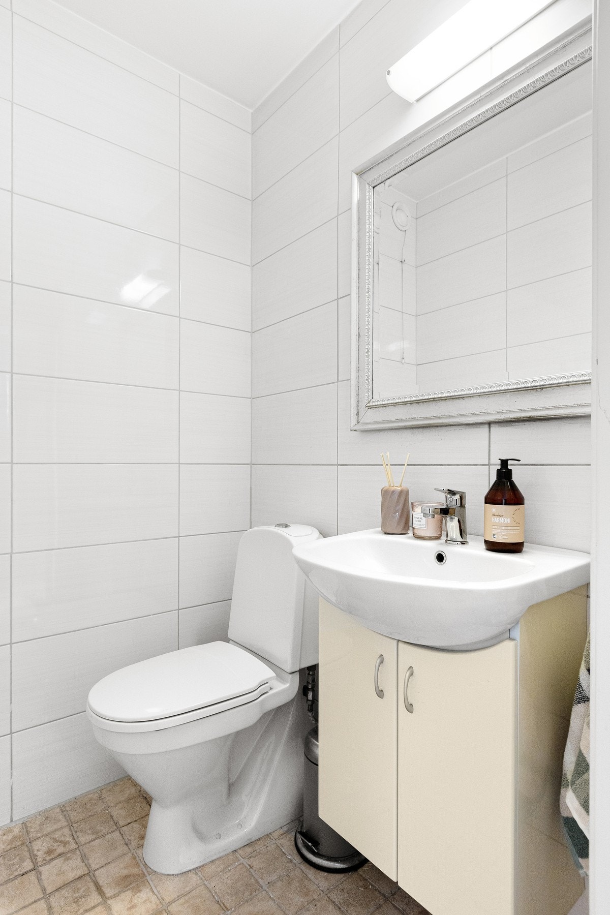 Separat toalettrom med flislagt gulv med varme, flislagte vegger og slett, malt himling. Galleribilde