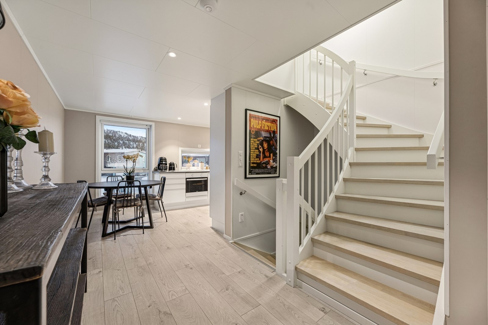 Mellom stuen og kjøkkenet finner du trappen som binder etasjene sammen. Galleribilde