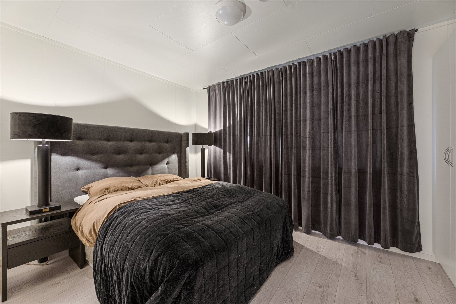 Soverom med god plass til seng og tilhørende møbler. Galleribilde