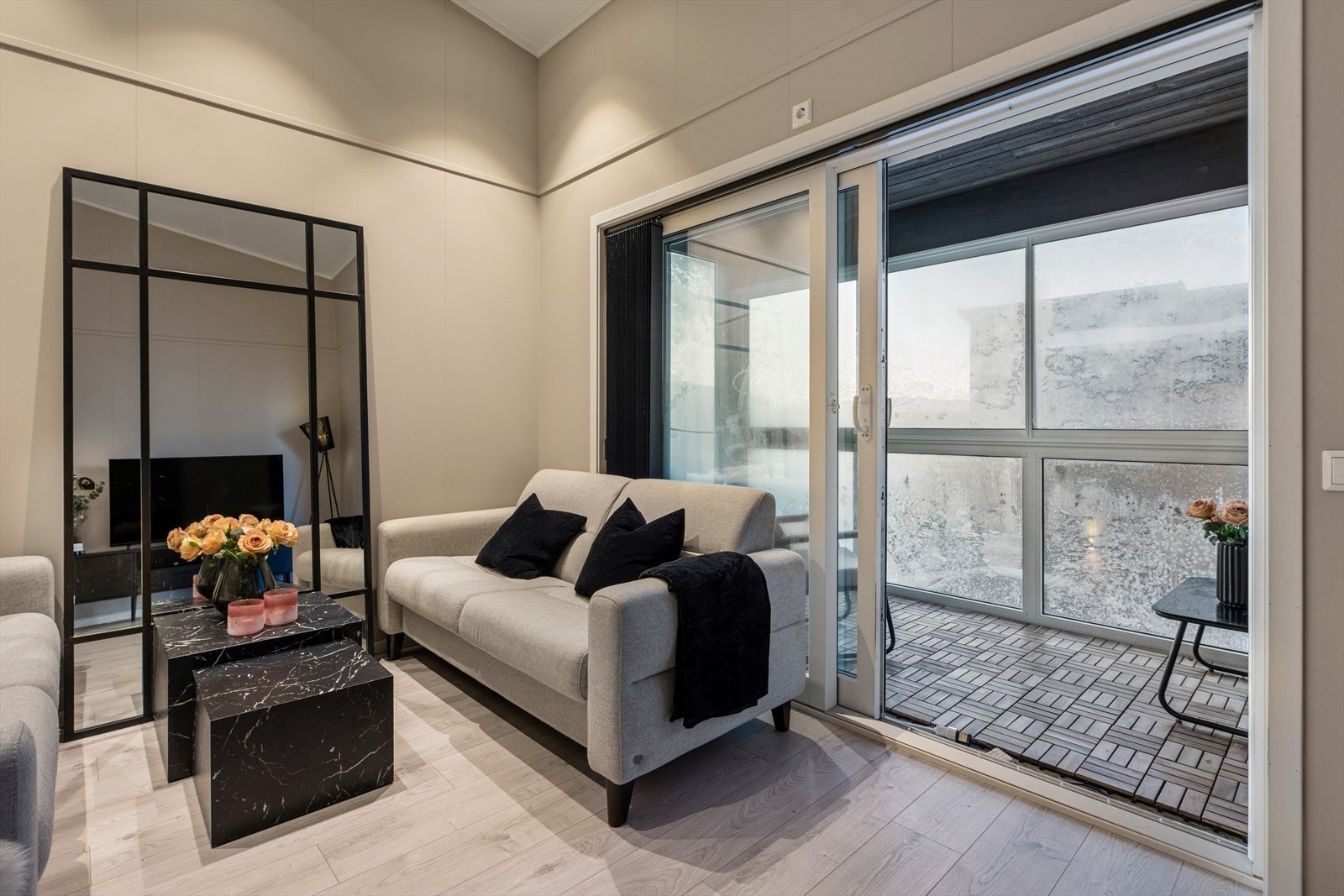 Fra stuen er det videre adkomst til en innglasset balkong. Galleribilde