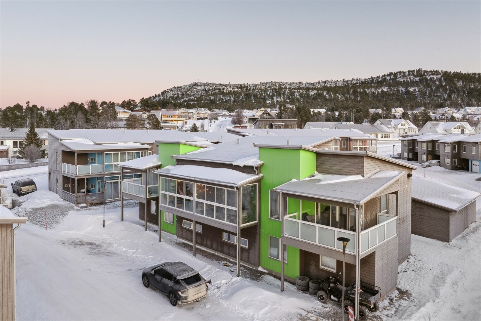 Leiligheten ligger i et familievennlig boligområde på Saga, med kort avstand til både barnehager, skole og dagligvarebutikker. Galleribilde