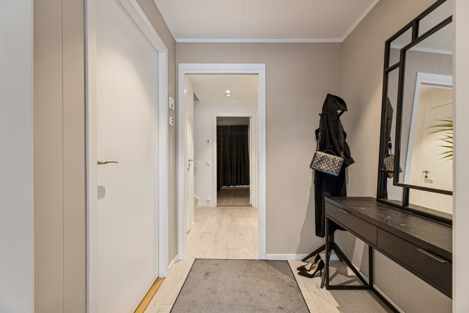 Entreen i første etasje har plass til å henge fra seg yttertøy og plassere fottøy. Galleribilde
