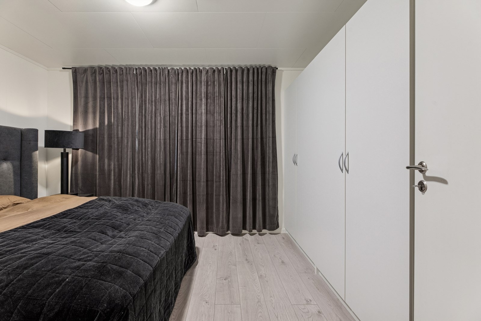 Rommet har i tillegg god plass til en romslig garderobeløsning. Galleribilde