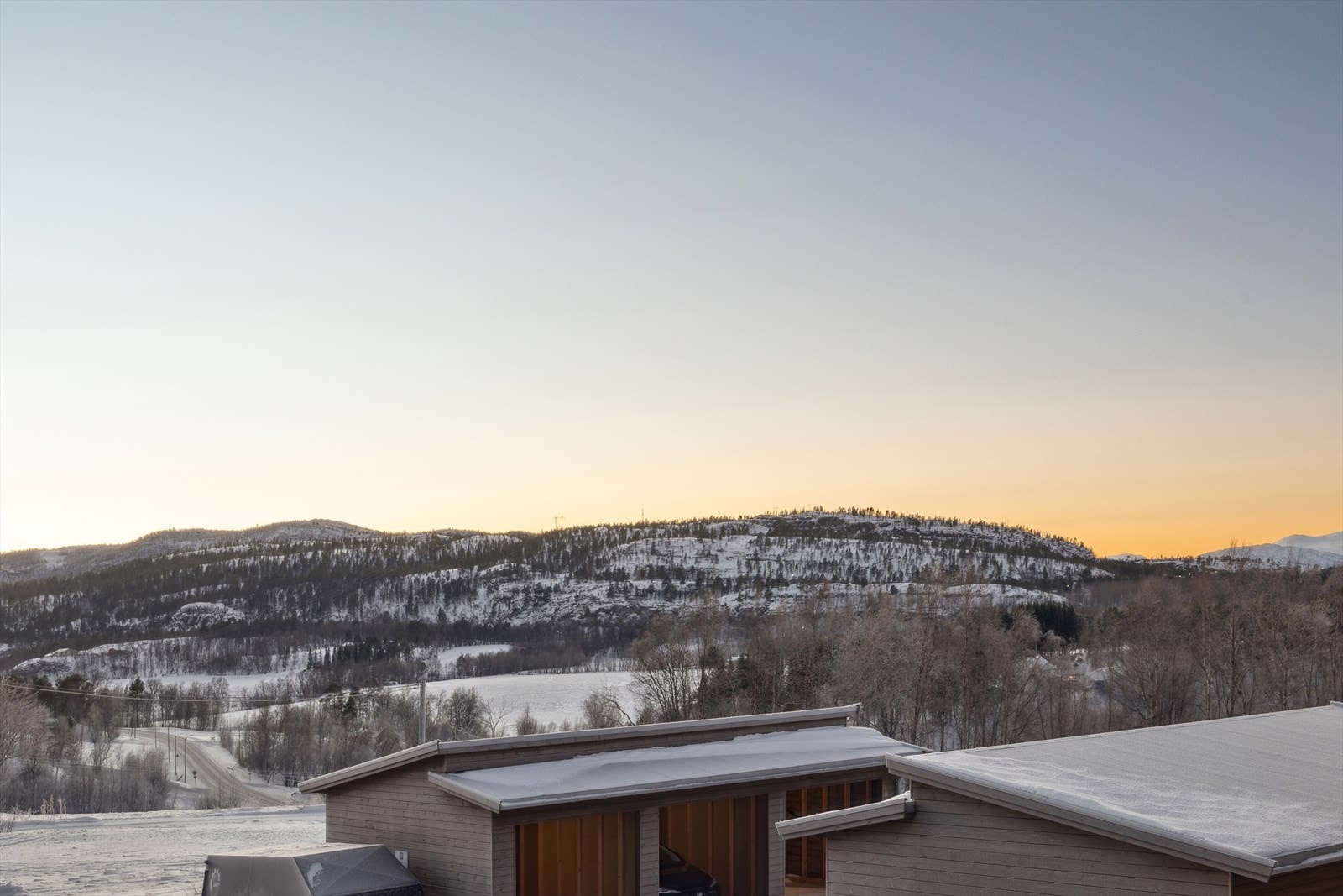 Det er også kort vei til populære Skogvannet, som byr på gapahuk, grillplass og badebrygge. Rundt vannet går Folkestien, en rundløype på cirka 5 km, som fortsetter videre til den kjente toppturen Borras. I tillegg ligger både Flylystoppen og NIL-toppen in Galleribilde