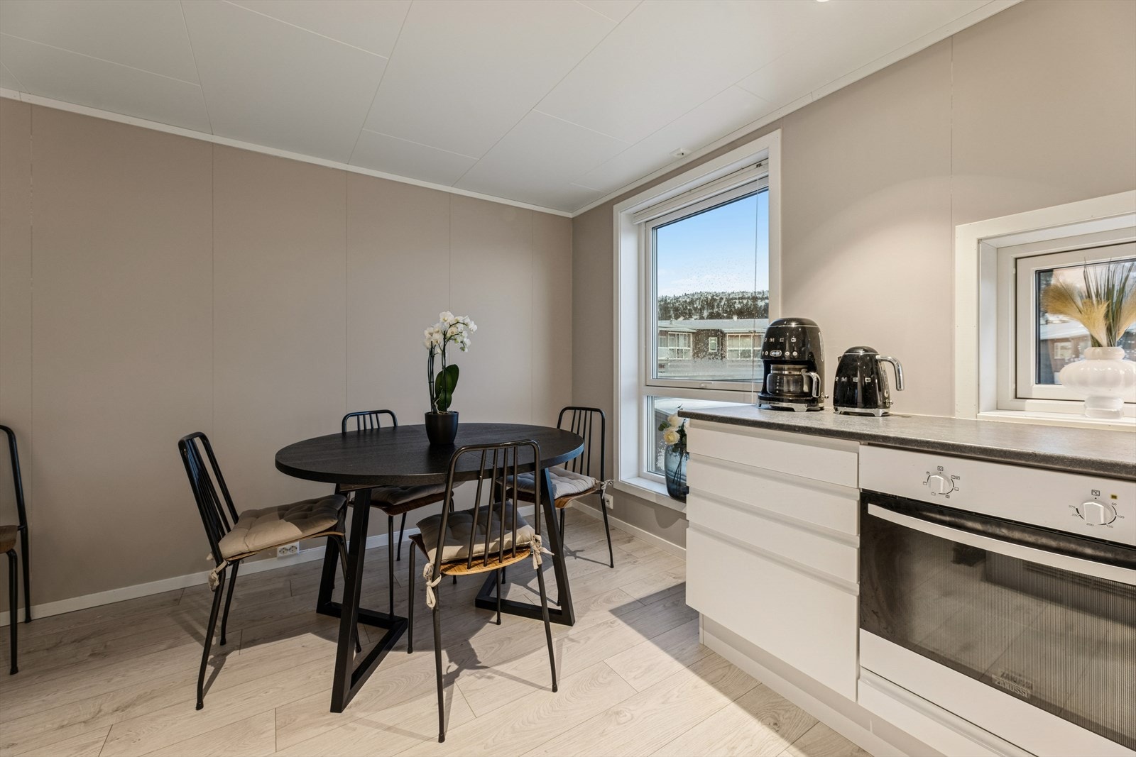 Spisebordet har en praktisk plassering på kjøkkenet. Galleribilde