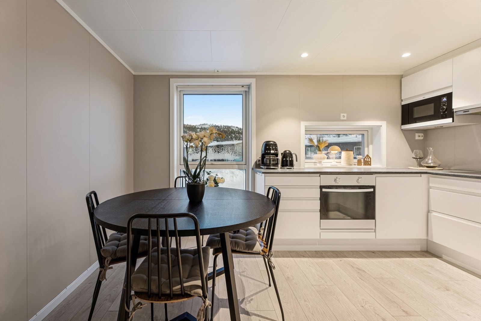 Gulvet er belagt med laminat, mens veggene er kledd med malte plater. Galleribilde