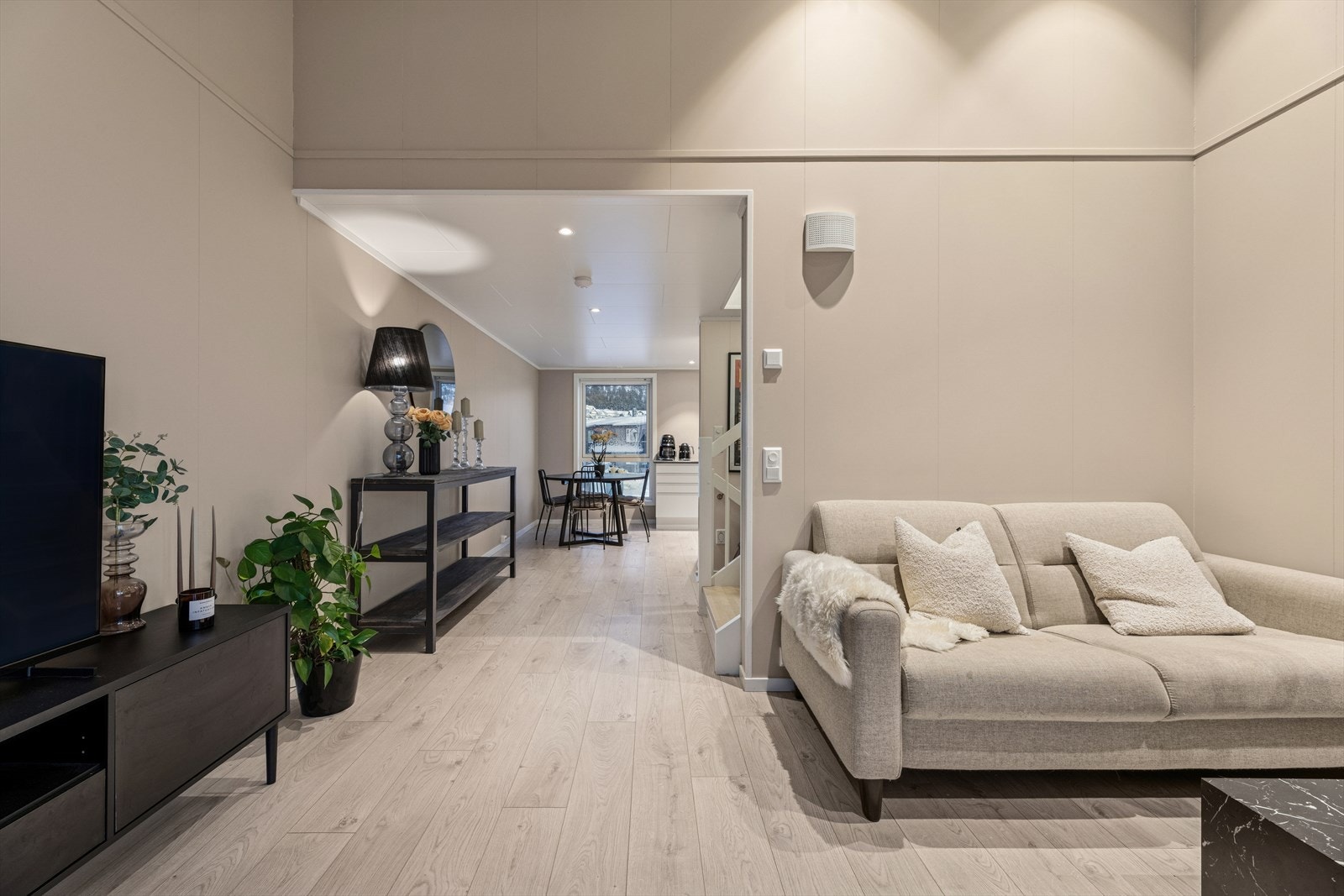 Leiligheten har en delvis åpen stue og kjøkkenløsning, kun adskilt av trappegangen. Galleribilde