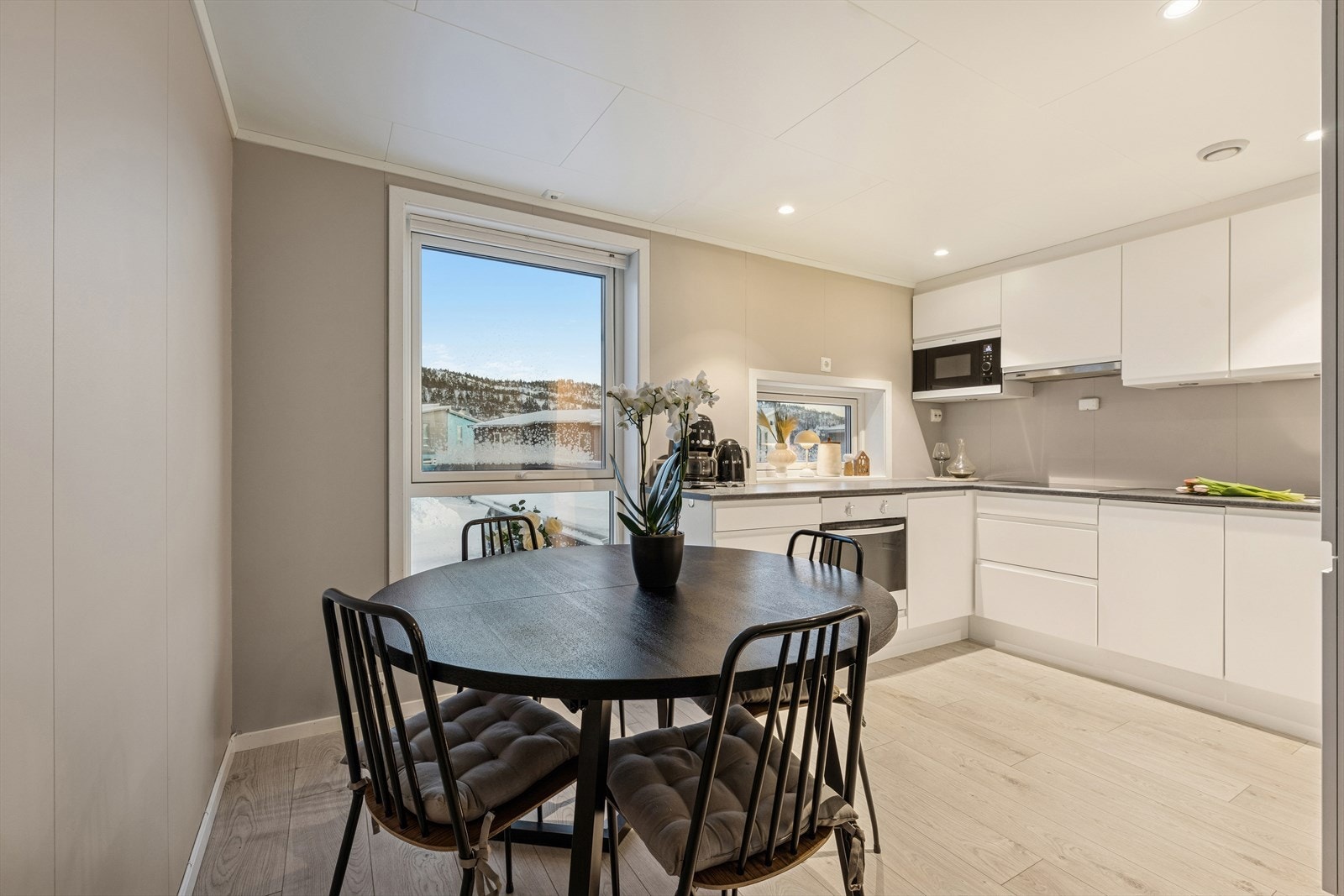 Det er montert downlights i himlingen, noe som gir rommet en moderne og god belysning. Galleribilde