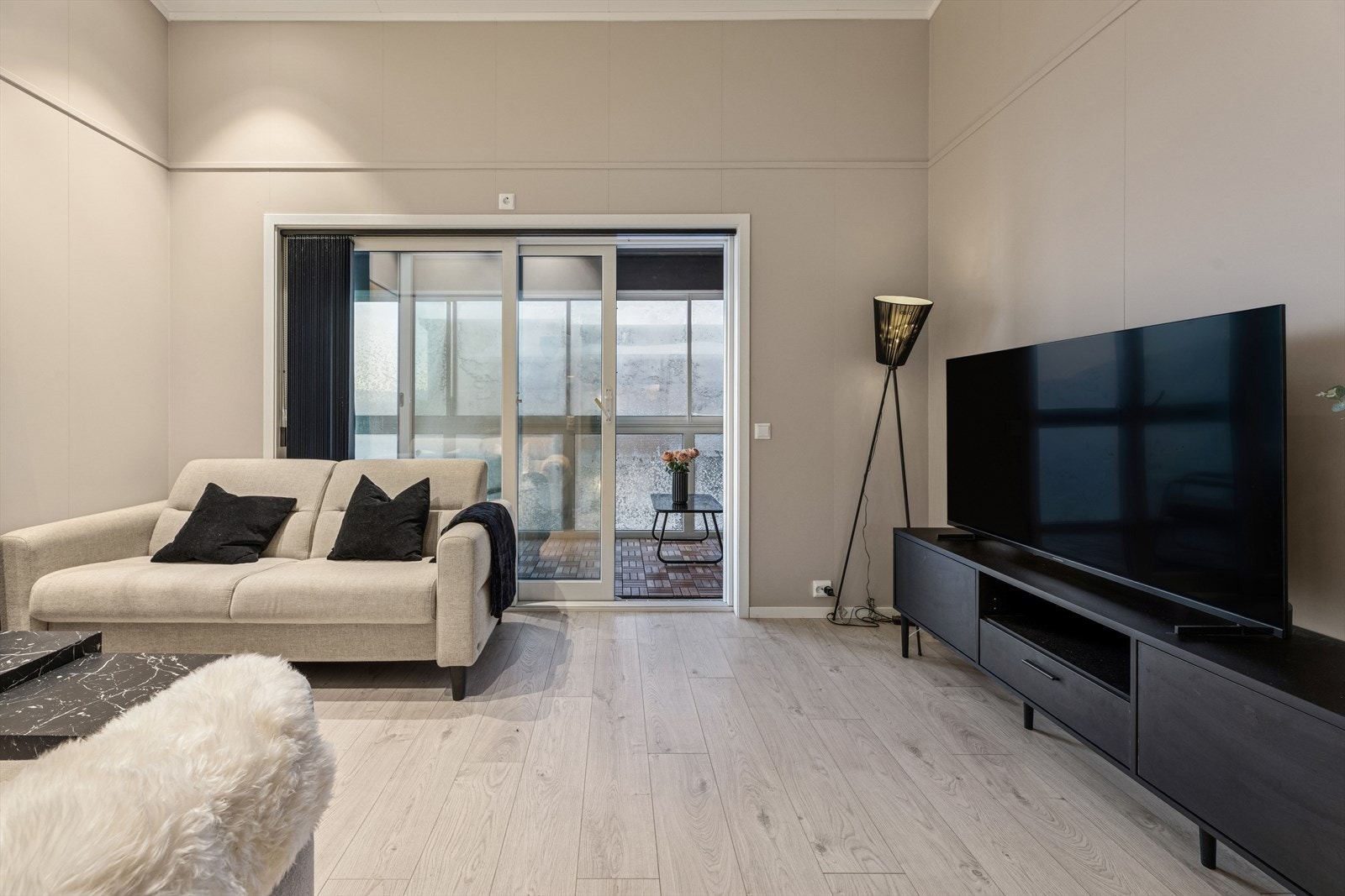 Stuen har god takhøyde og store vindusflater som slipper inn rikelig med naturlig lys, noe som skaper en lys, romslig og luftig atmosfære. Galleribilde