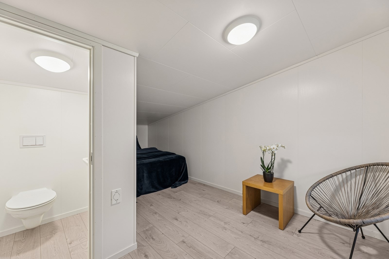 Hemsen har praktisk adkomst til et eget toalettrom. Dette rommet er ikke omsøkt/godkjent. Se pkt. ferdigattest. Galleribilde