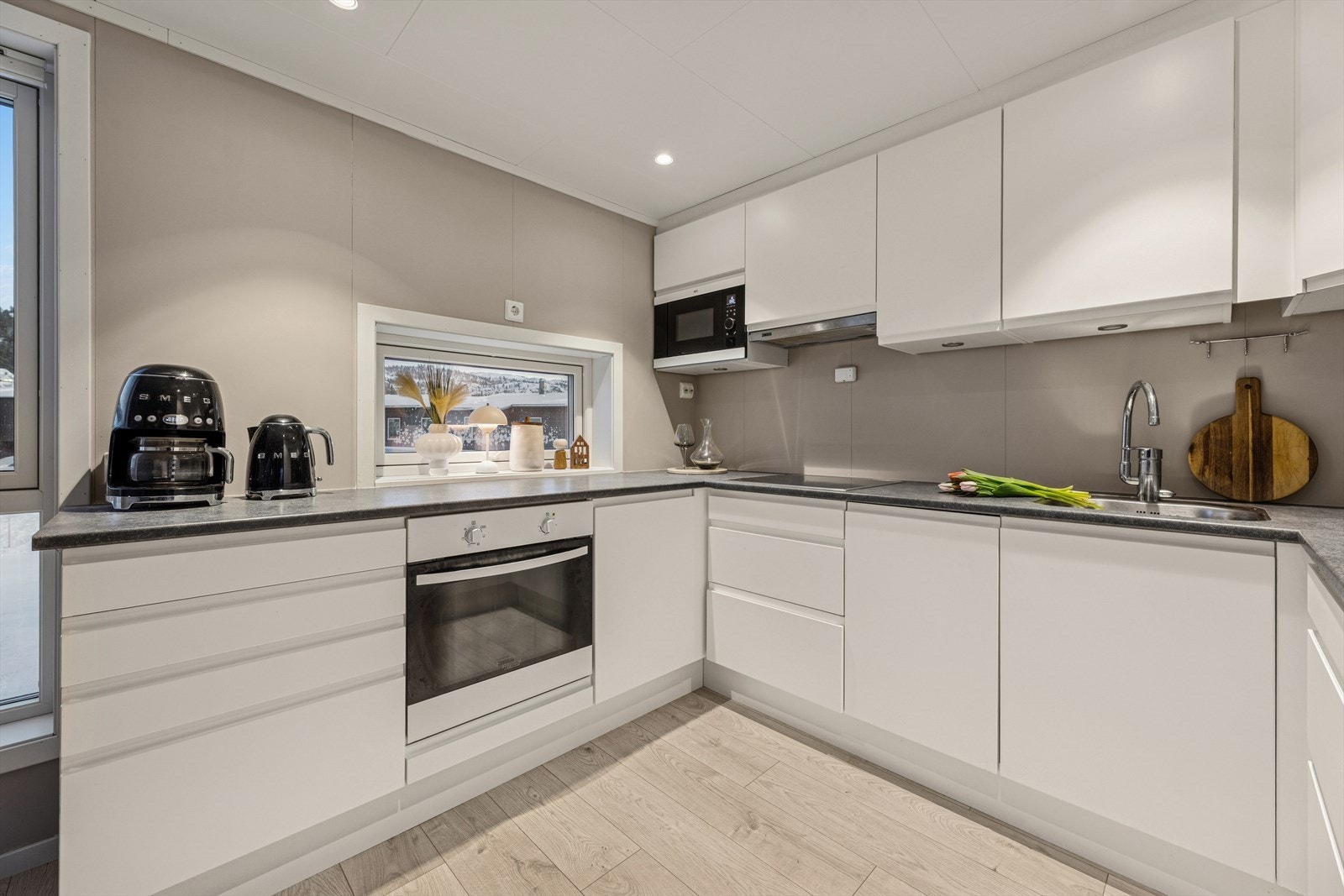 Kjøkkenet har en delikat innredning med glatte fronter. Galleribilde