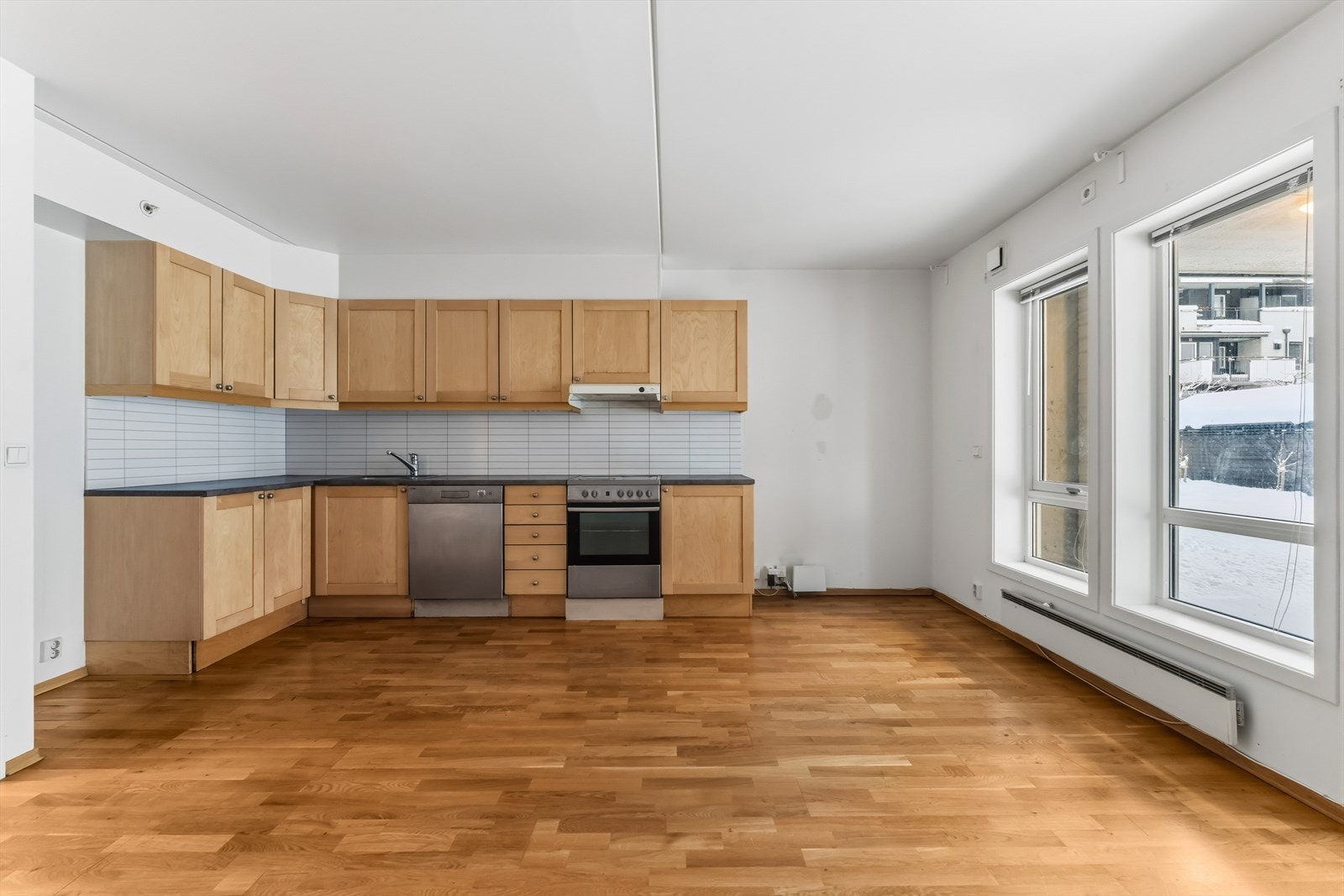 Leilighetens kjøkken har god skap- og benkeplass, samt avsatt plass til kjøleskap. Galleribilde