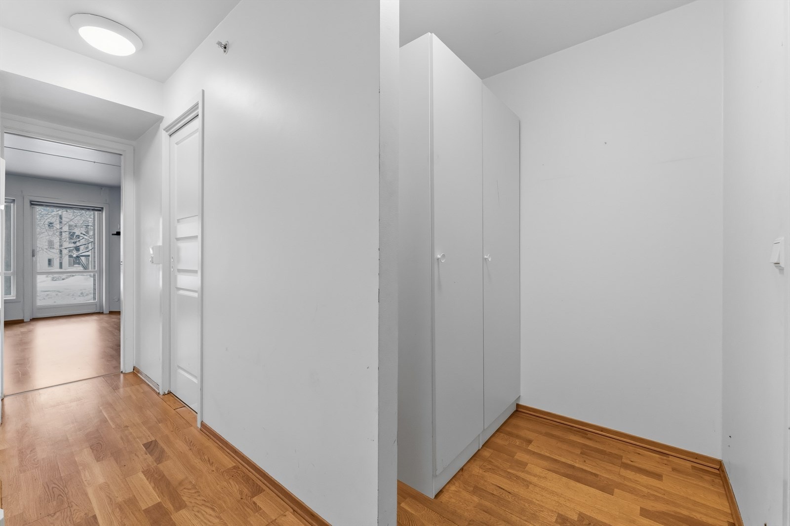 I gangen er det tilhørende garderobeskap. Galleribilde