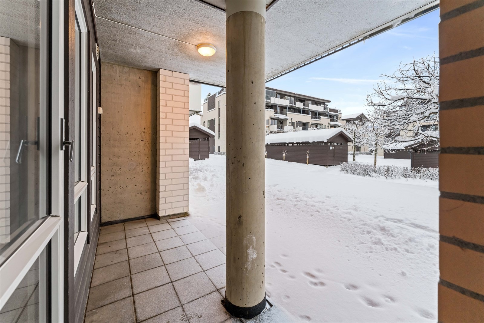 Det er utgang fra stuen til en koselig overbygget uteplass. Galleribilde