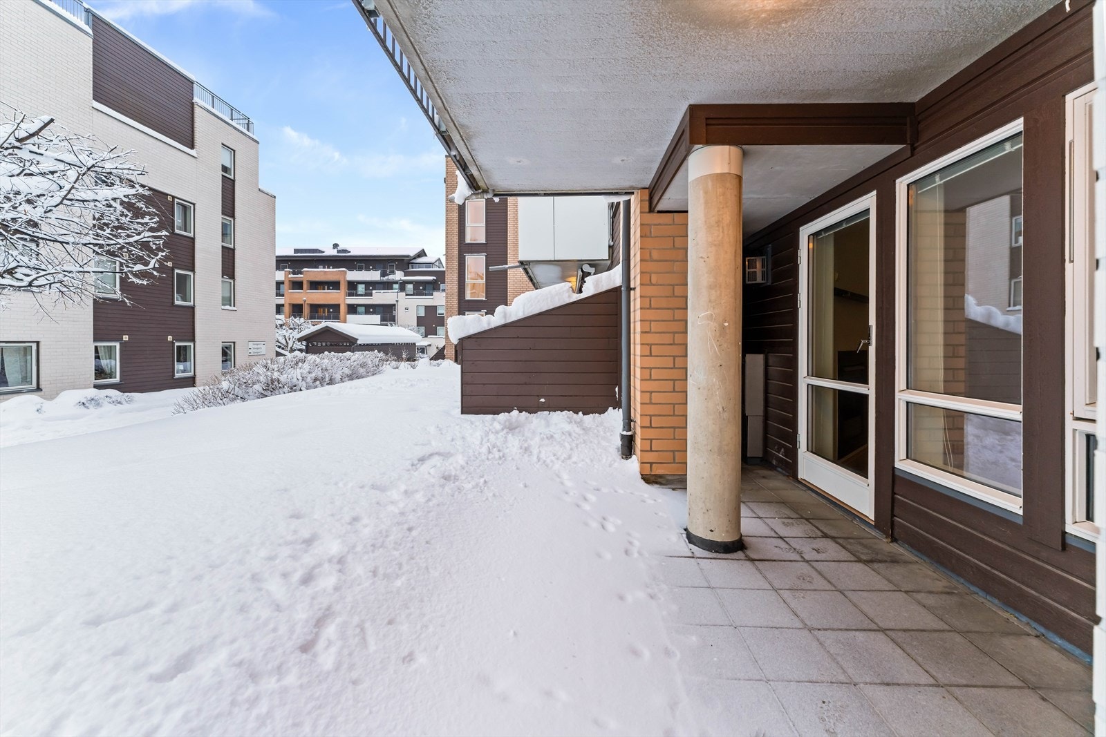Markterrasse med steinheller og plass til utemøblement. Galleribilde