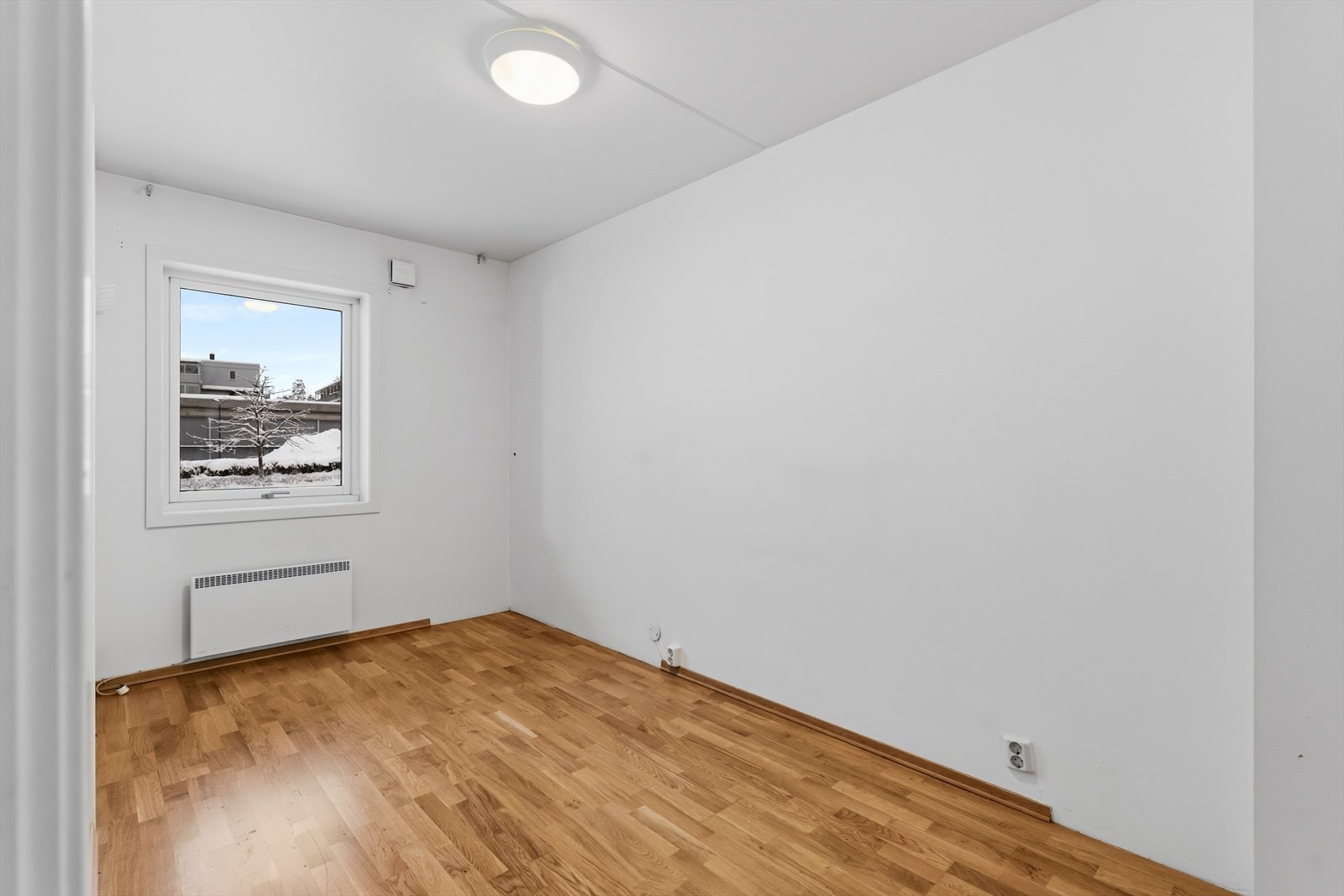 Soverom med plass til dobbeltseng og tilhørende nattbord. Galleribilde