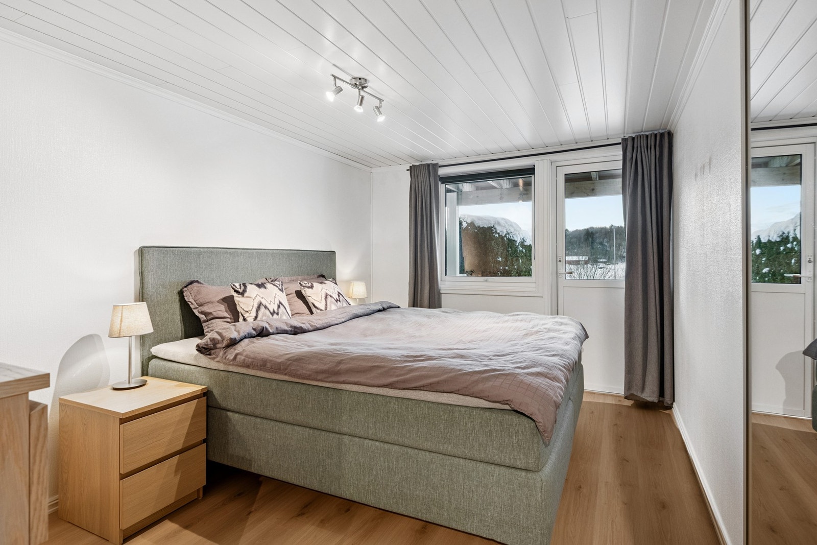 Hovedsoverom med plass til dobbeltseng og garderobe løsning. Utgang til markterrasse. Galleribilde